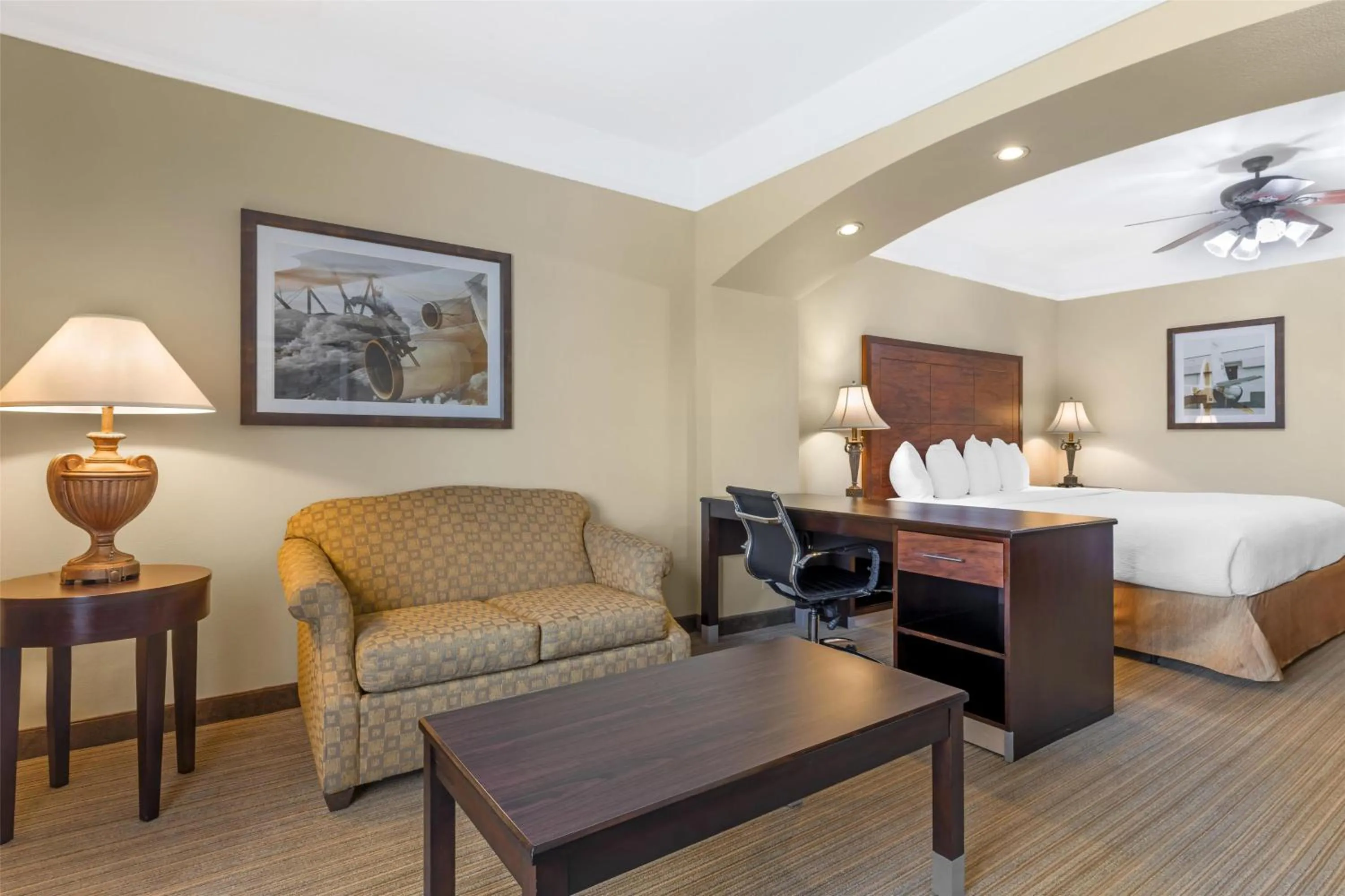 Photo of the whole room, Bed in Best Western Plus Monica Royale Inn & Suites