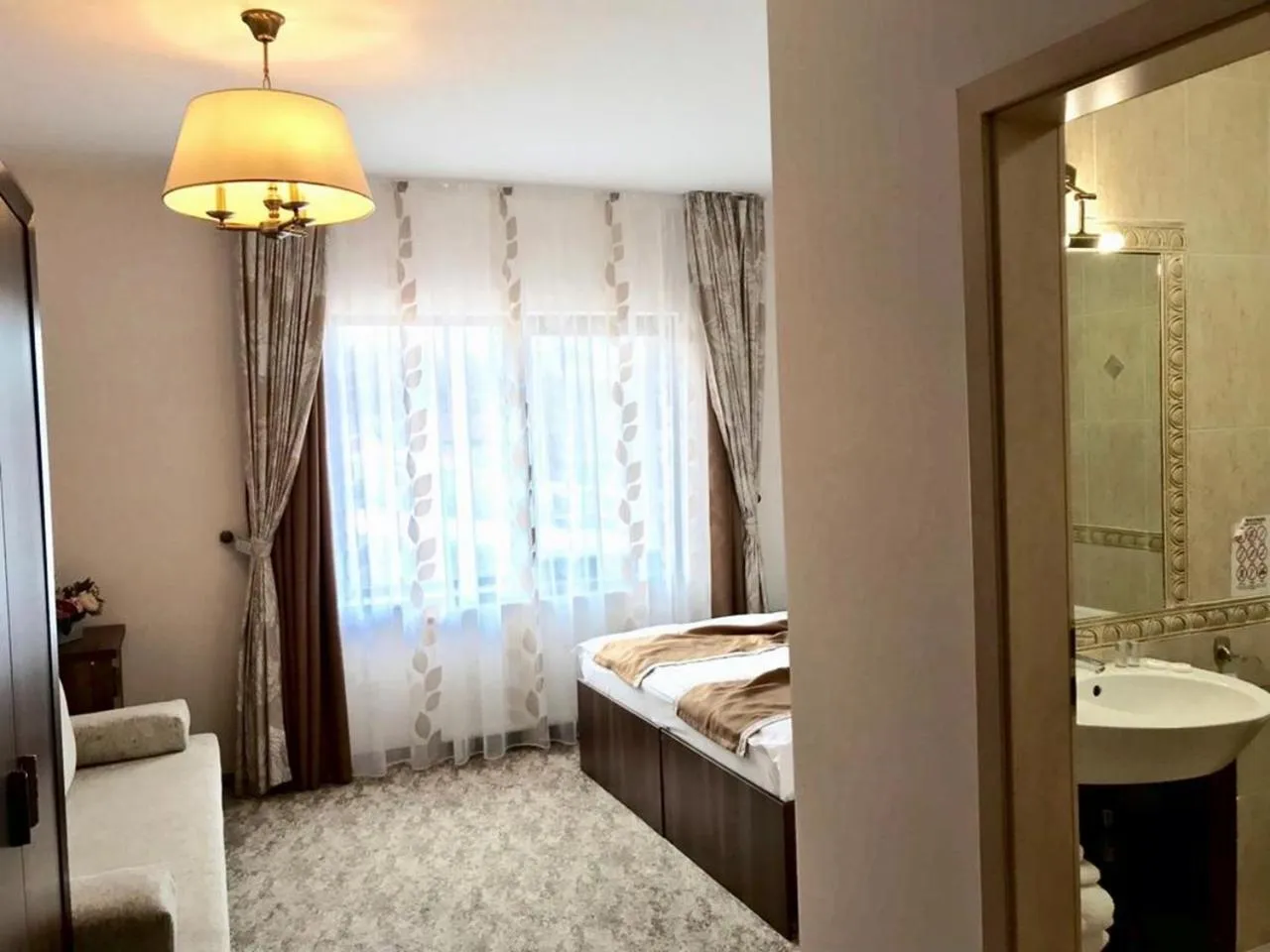 Photo of the whole room, Bed in Pensiunea Poiana Viselor