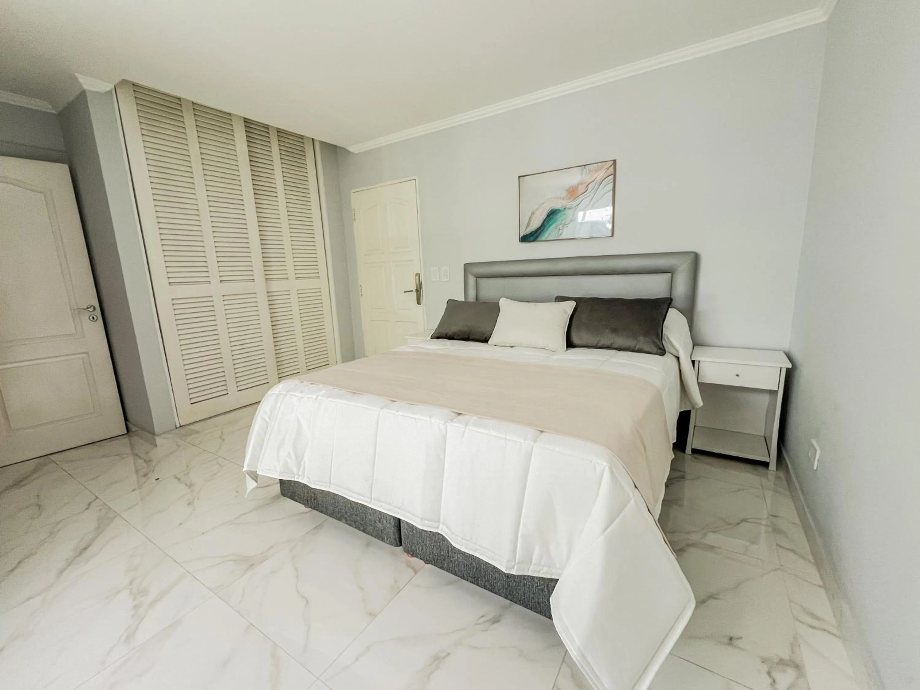 Photo of the whole room, Bed in Posada Suiza by Prima Collection