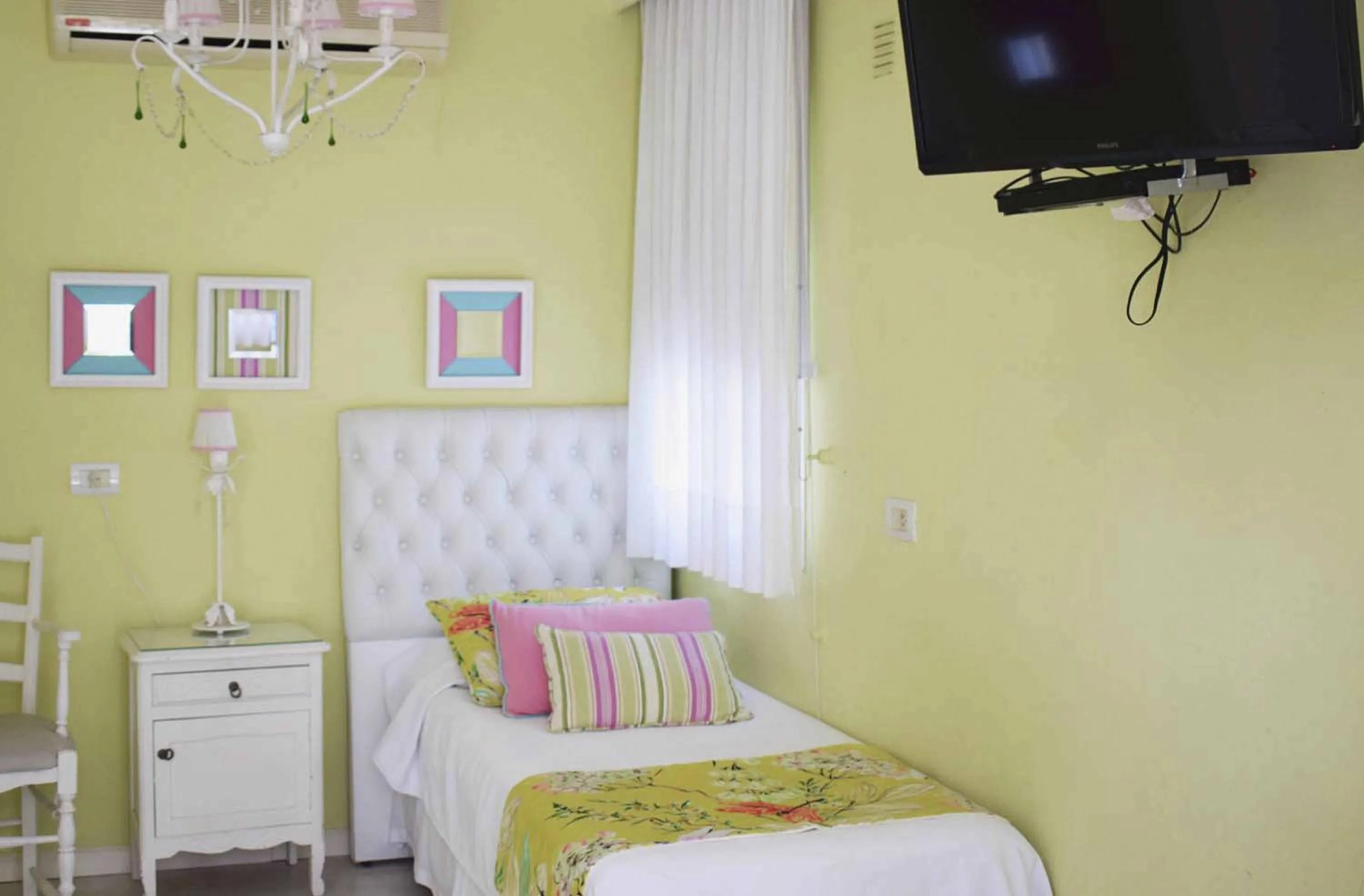 Bed in Posada Suiza by Prima Collection