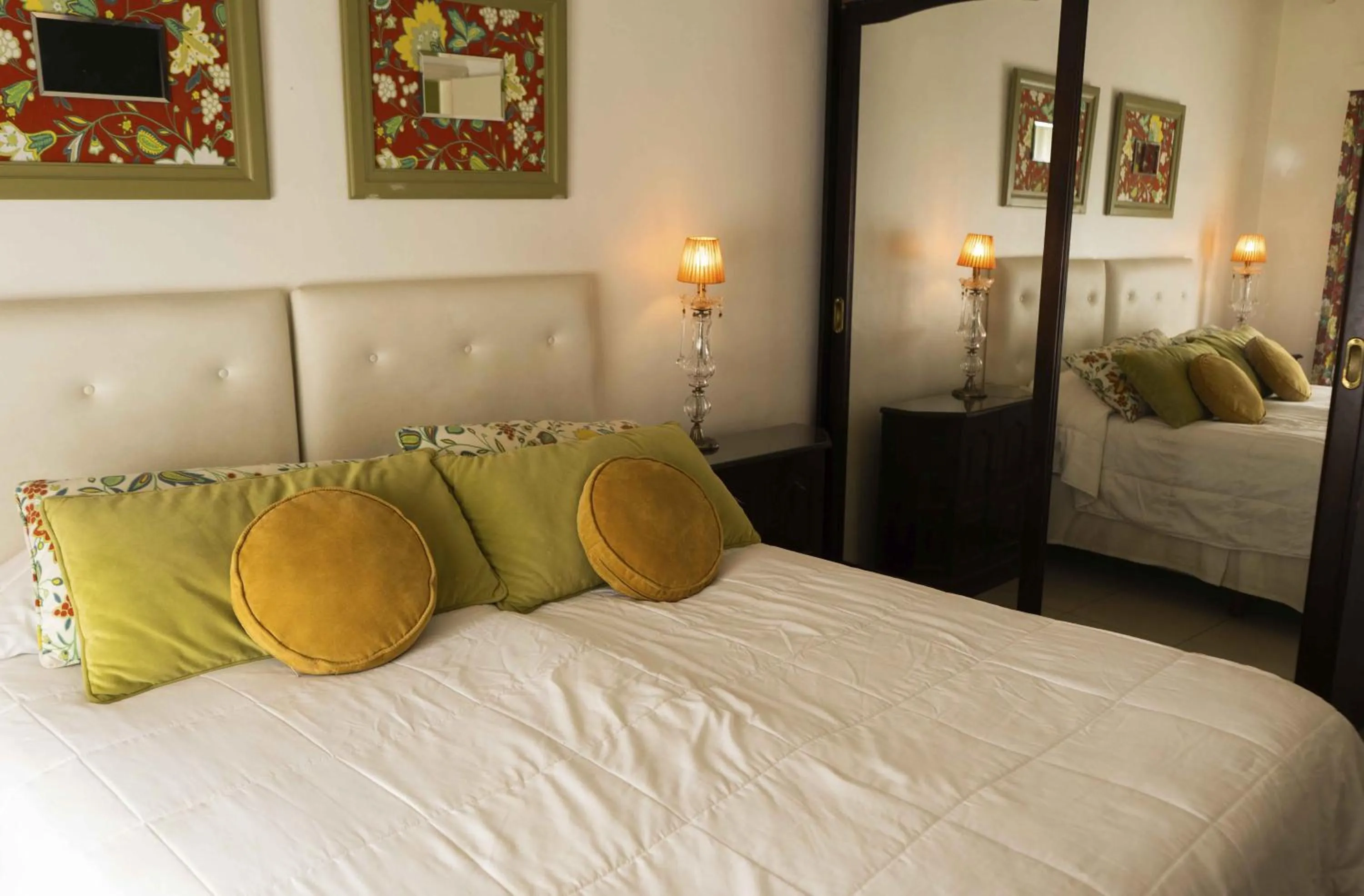 Bed in Posada Suiza by Prima Collection