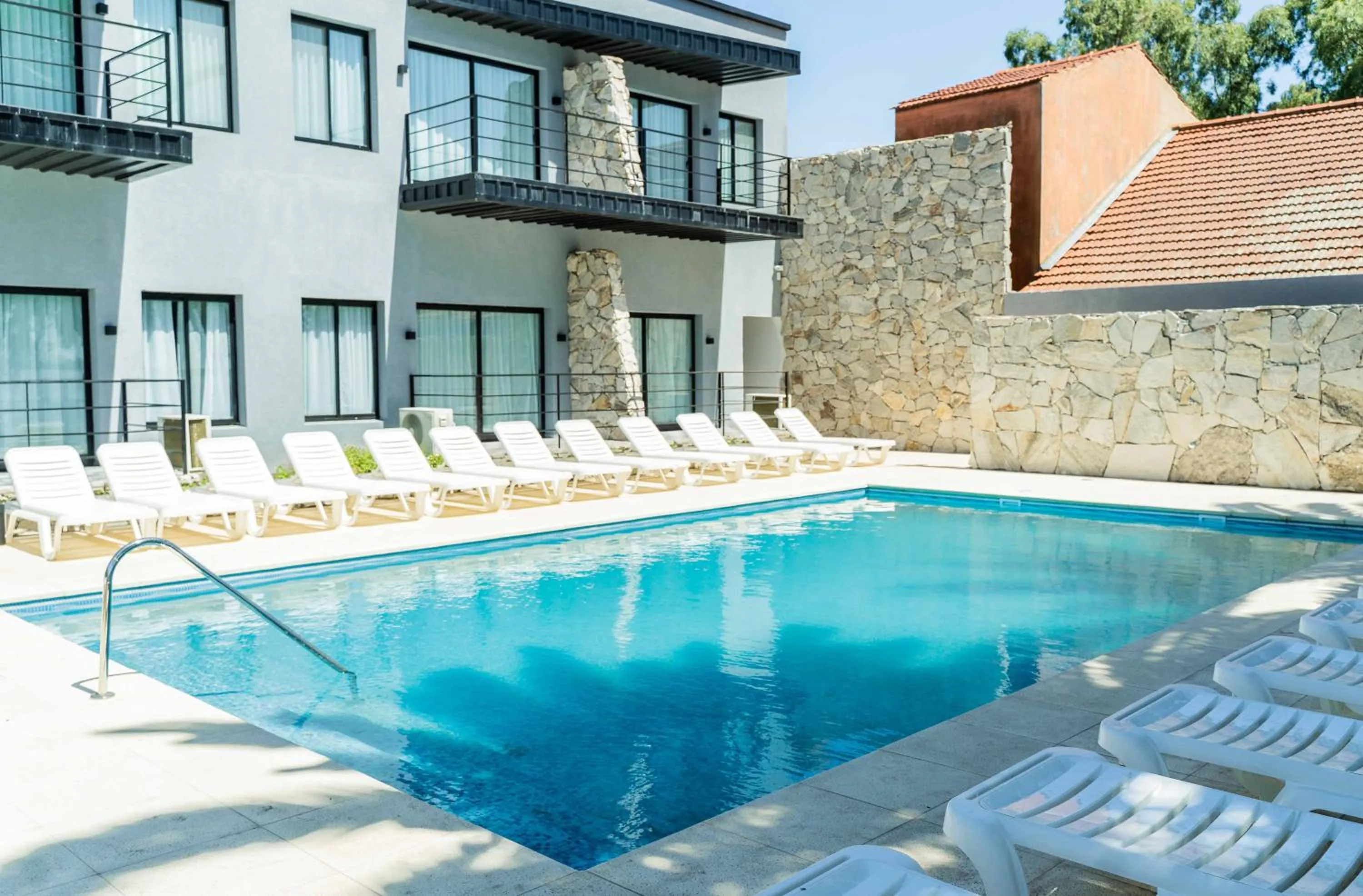 Property building in Palmas de la Laguna by Posada Suiza