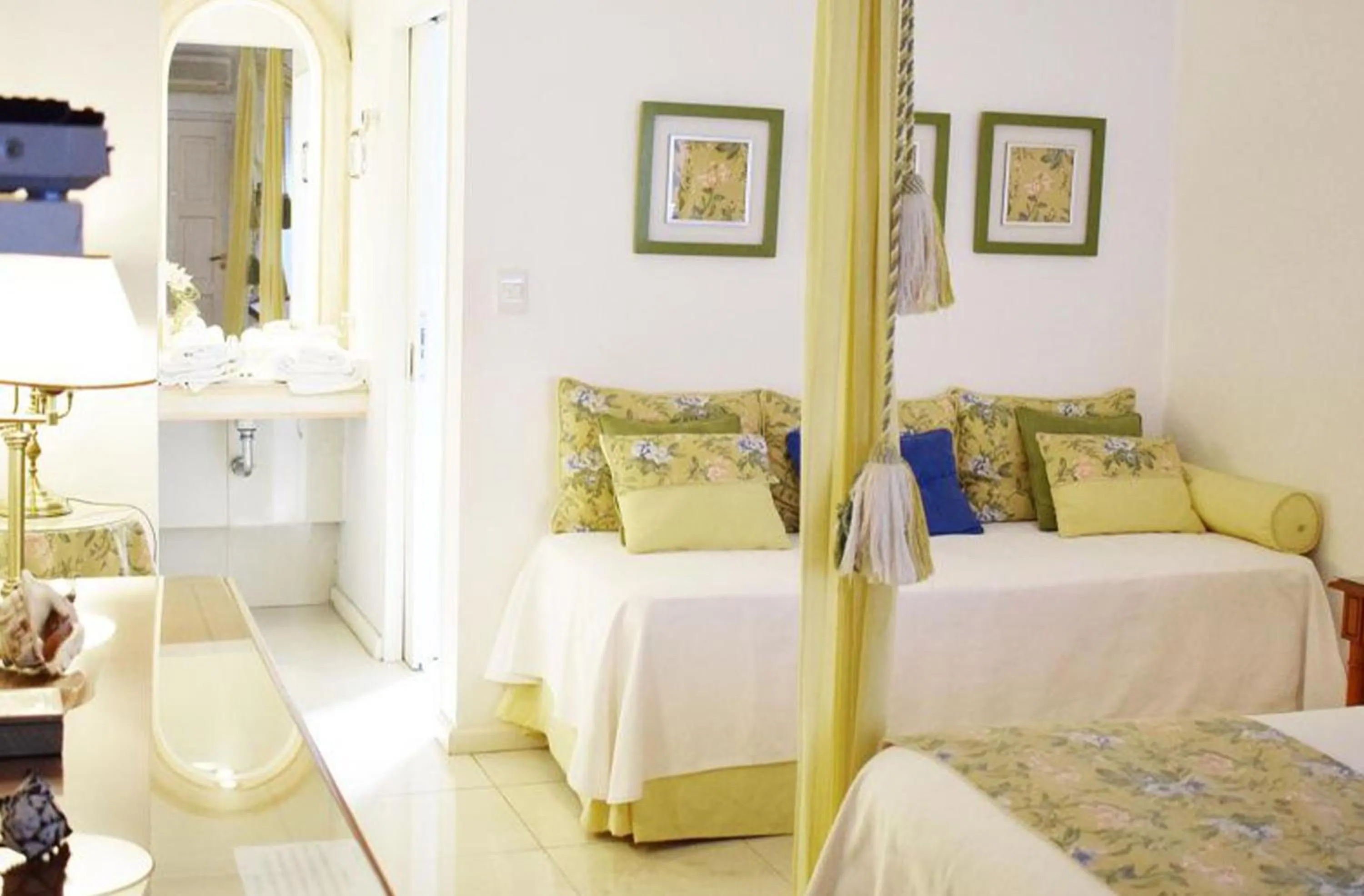 Bed in Posada Suiza by Prima Collection