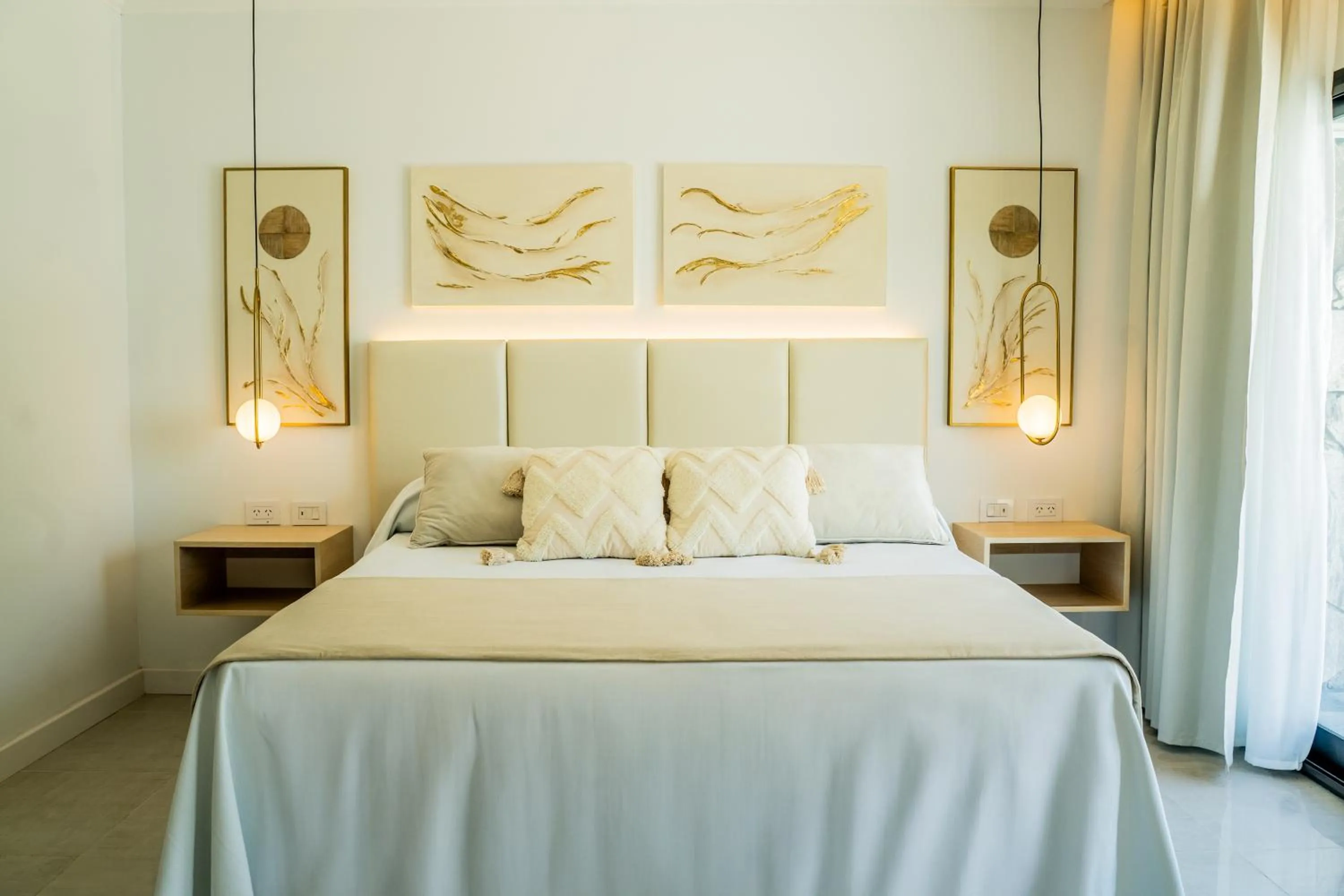 Bed in Posada Suiza by Prima Collection