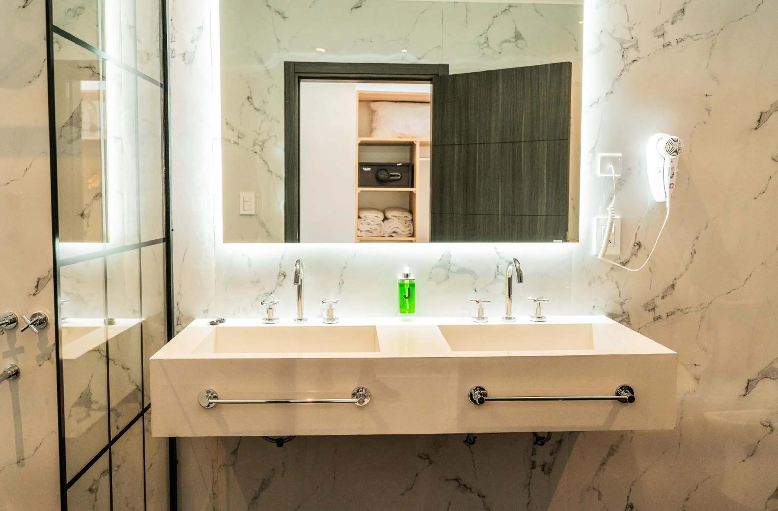 Bathroom in Palmas de la Laguna by Posada Suiza