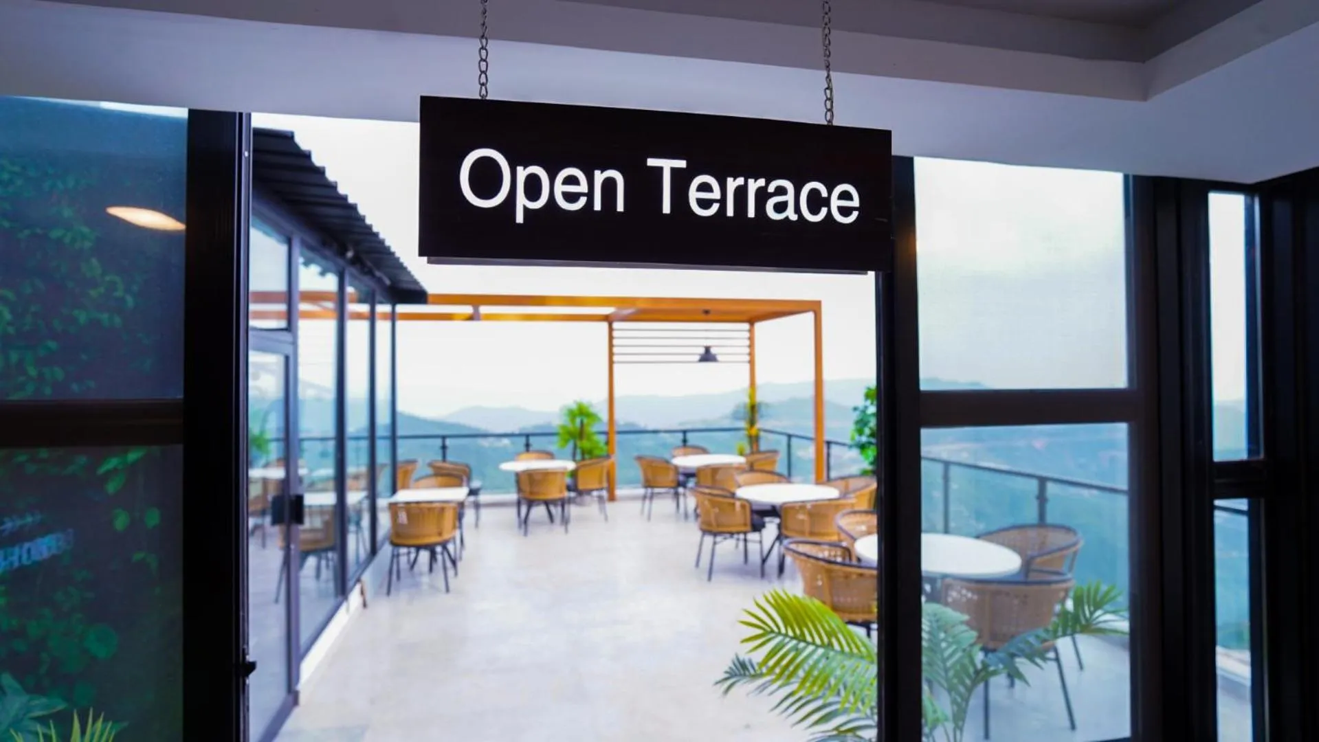 Restaurant/places to eat in Fiora Hotel