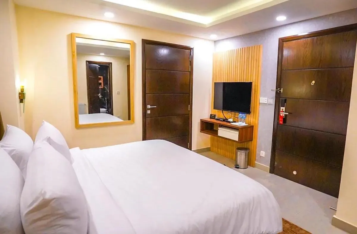 TV and multimedia, Bed in Fiora Hotel