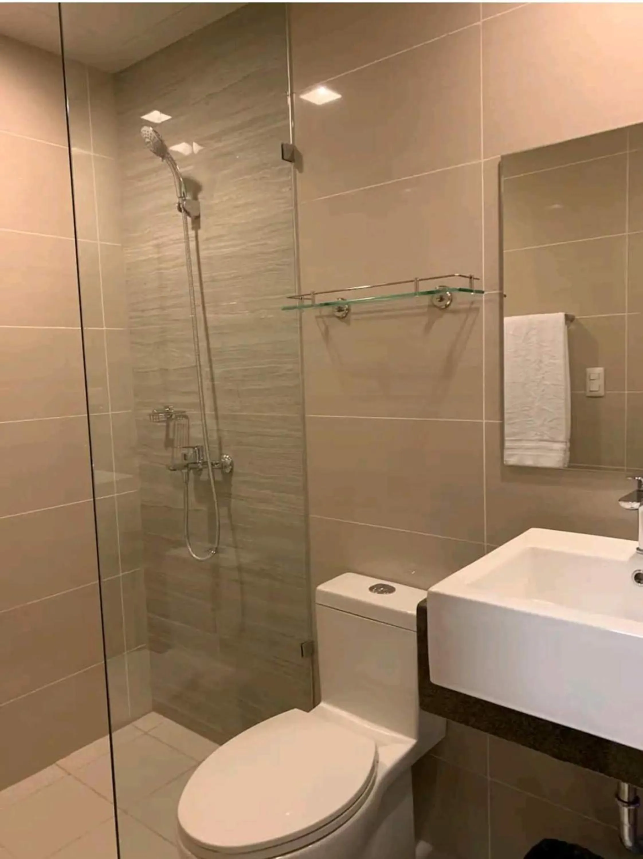 Shower in 8 Newtown Boulevard by Hiverooms