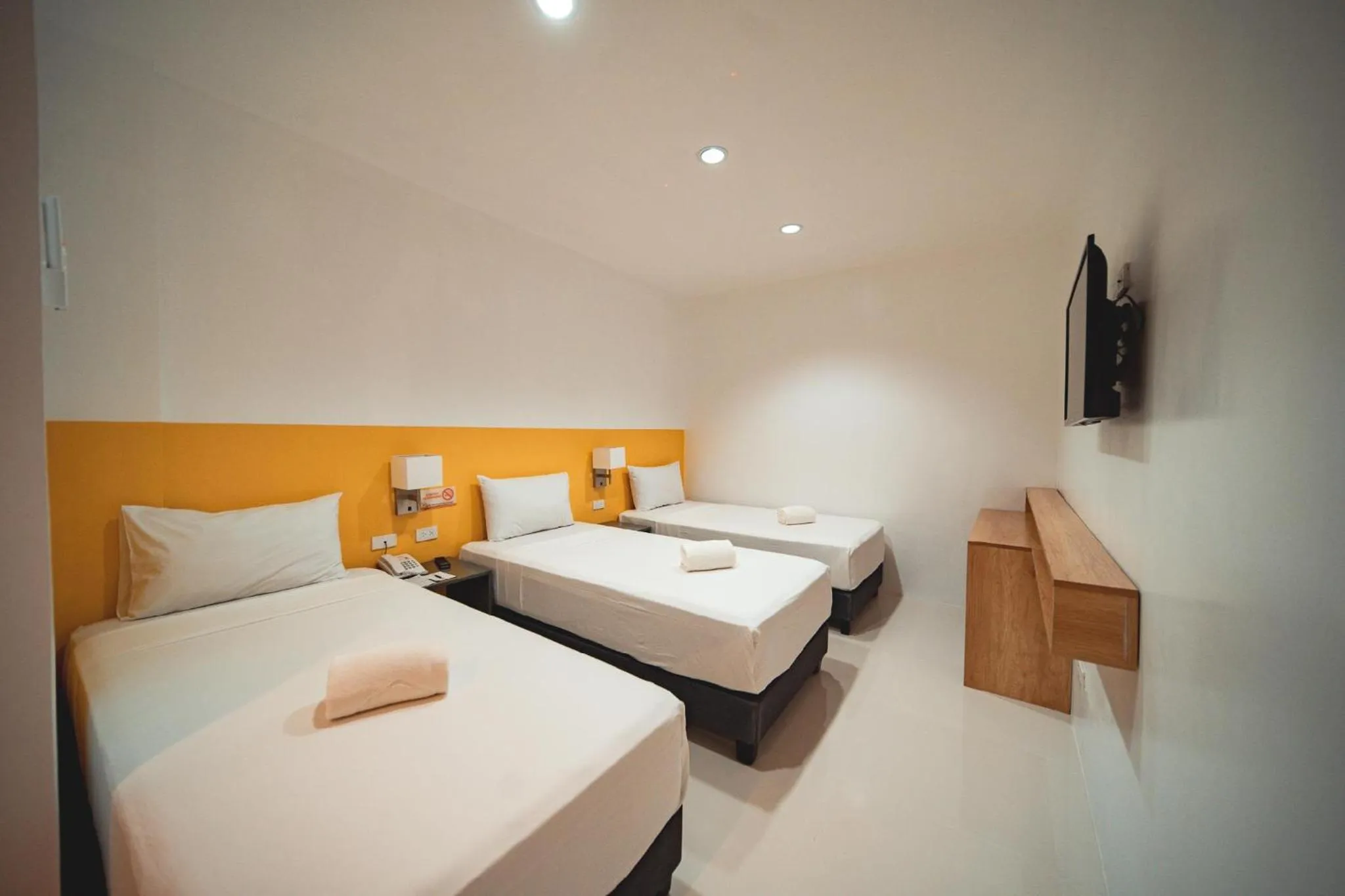 Bed in Travelbee Minglanilla Inn