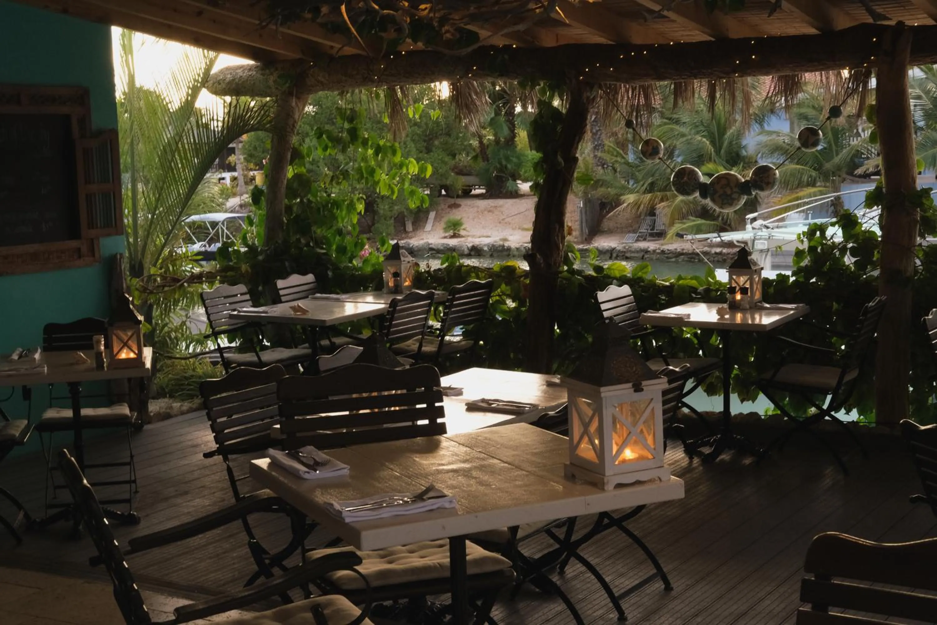 Restaurant/places to eat in Ocean Breeze Boutique Hotel & Marina