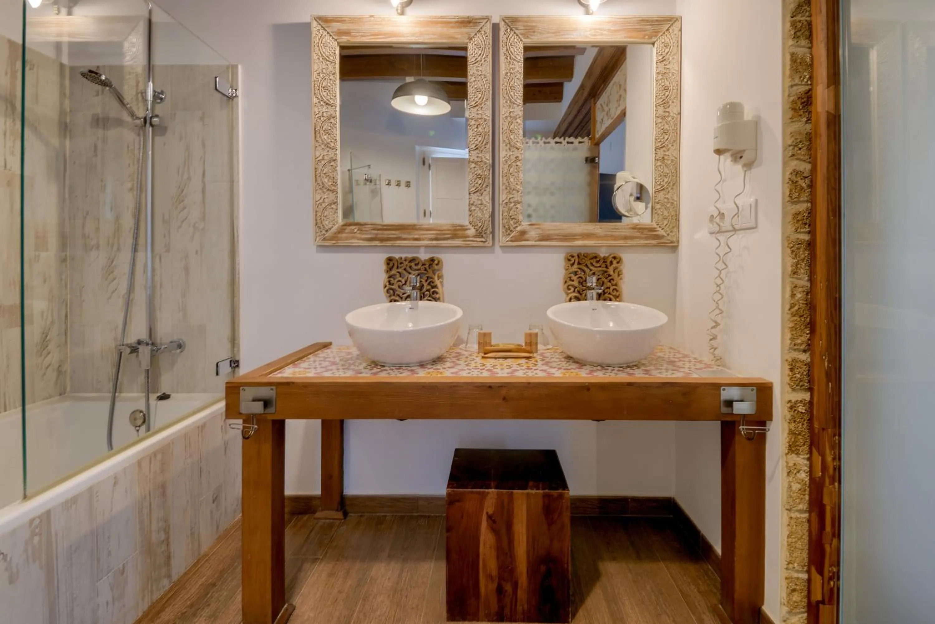 Shower in Hotel Argantonio