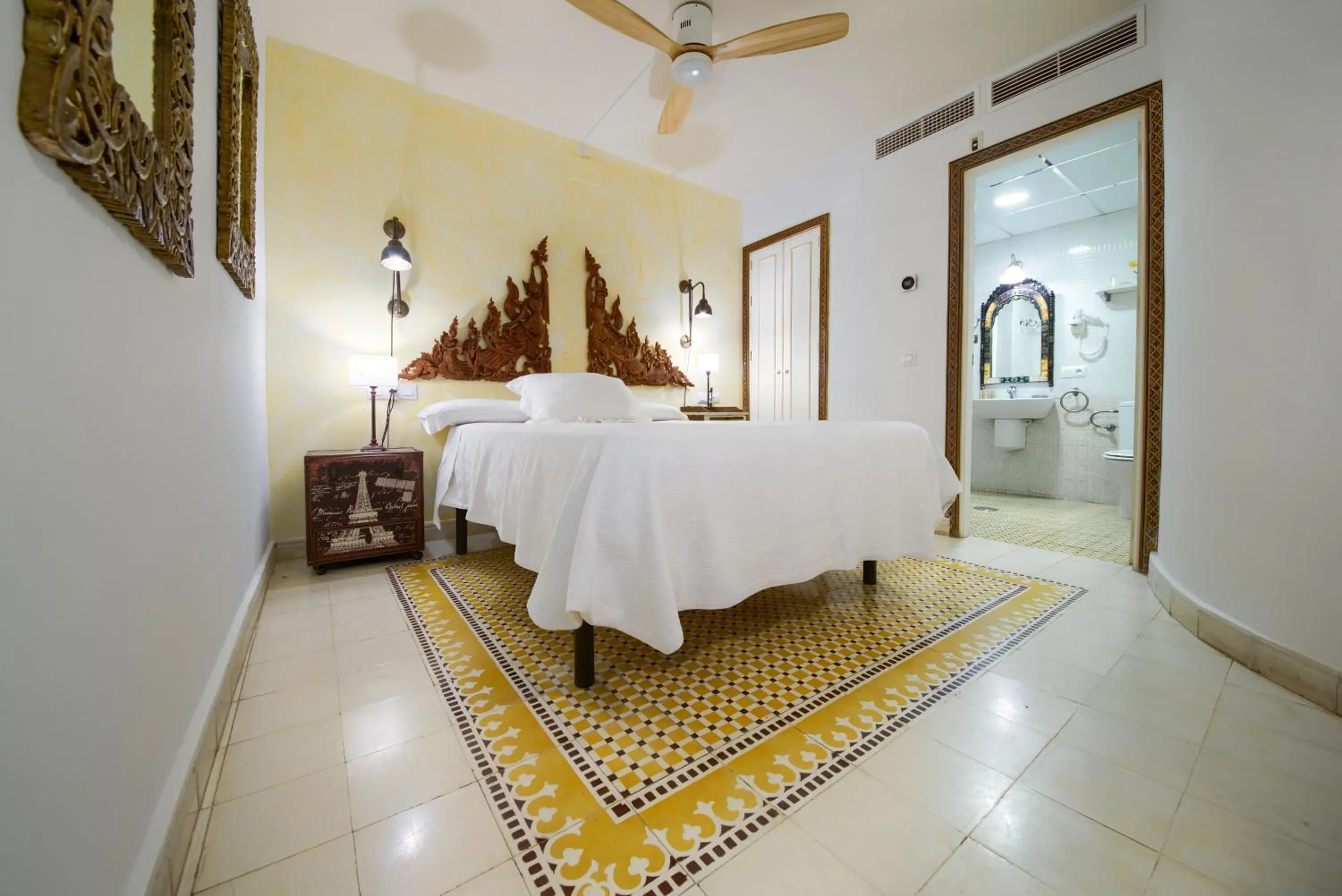 Inner courtyard view, Bed in Hotel Argantonio