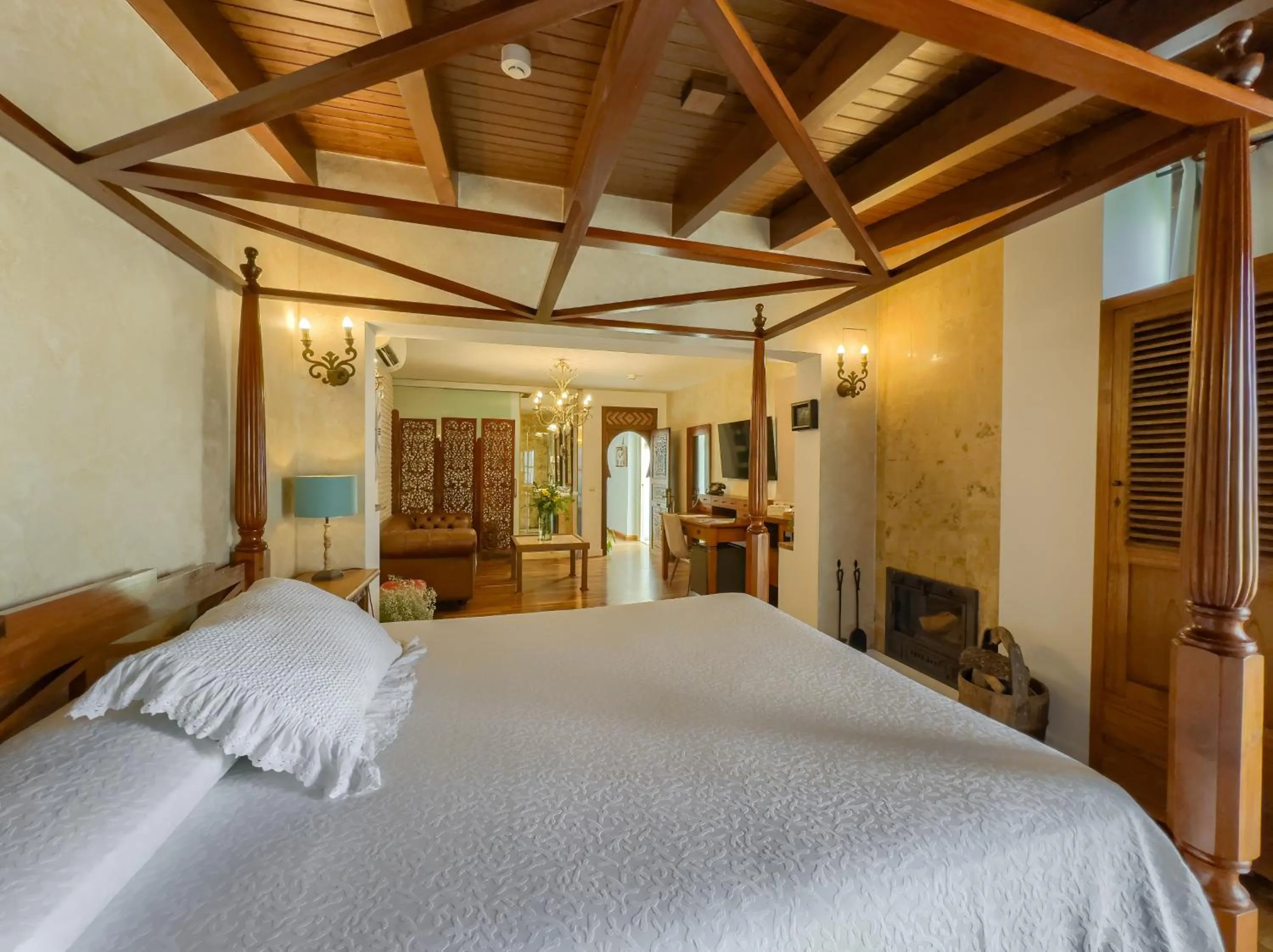 Shower, Bed in Hotel Argantonio