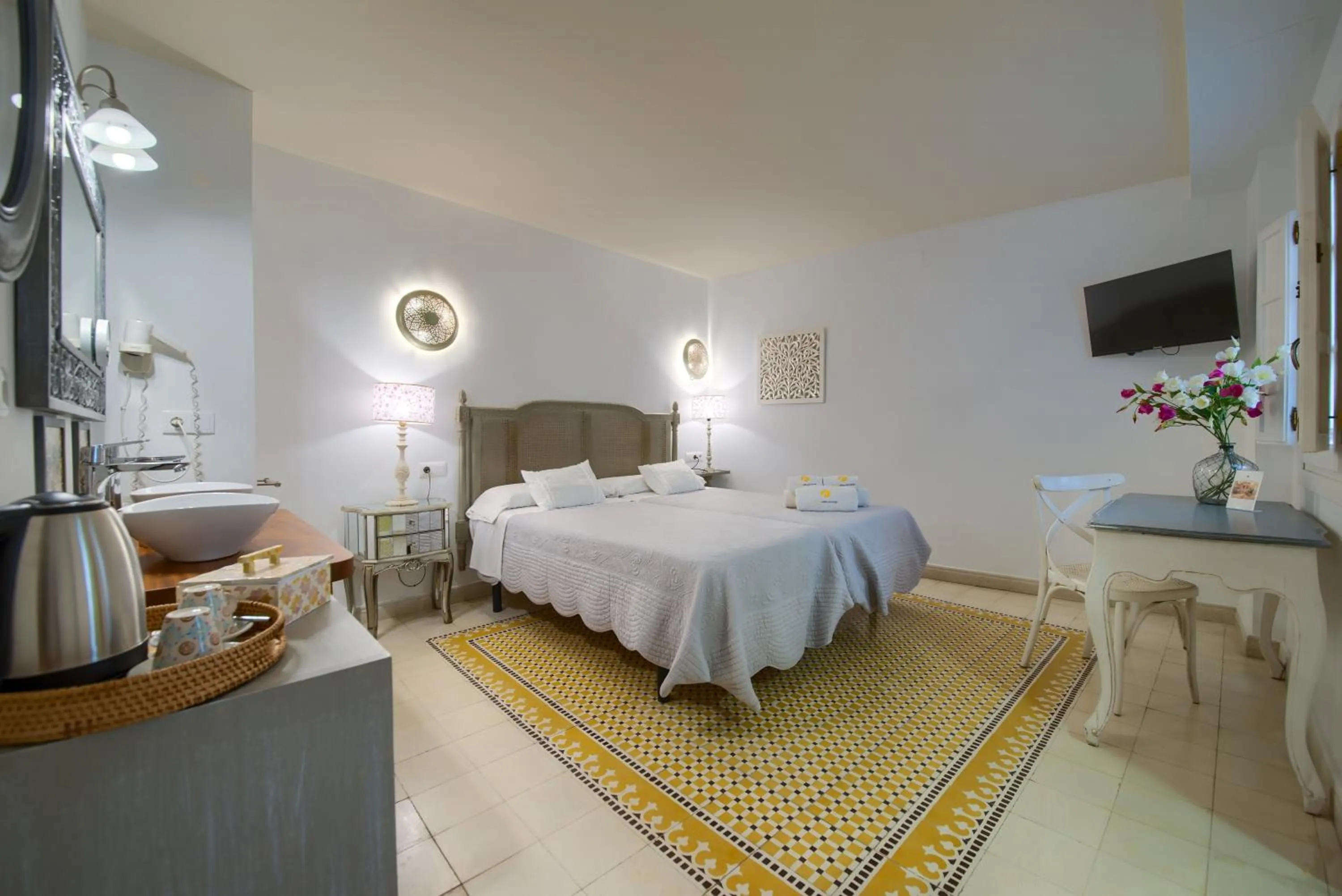 Coffee/tea facilities, Bed in Hotel Argantonio