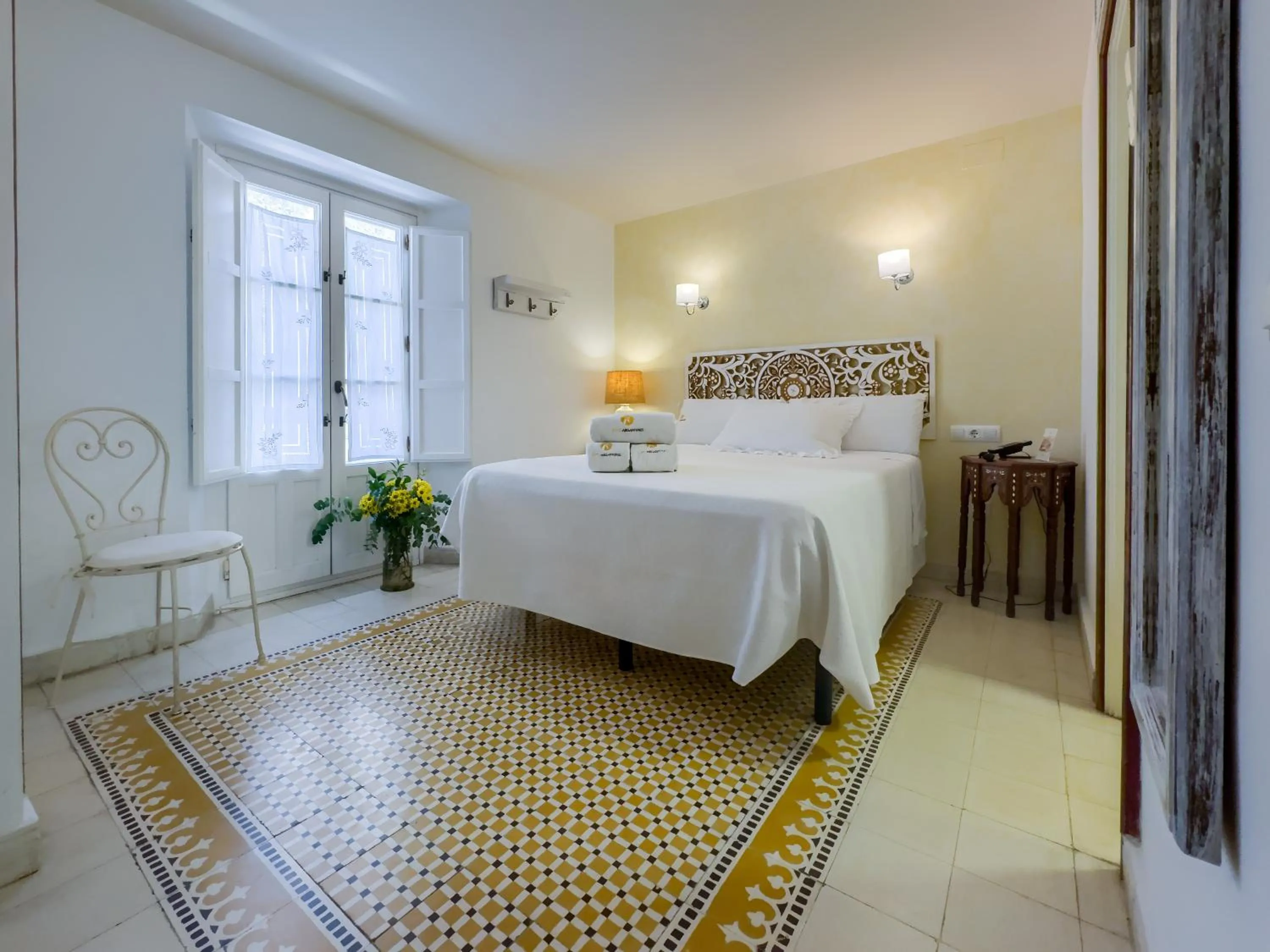 Shower, Bed in Hotel Argantonio