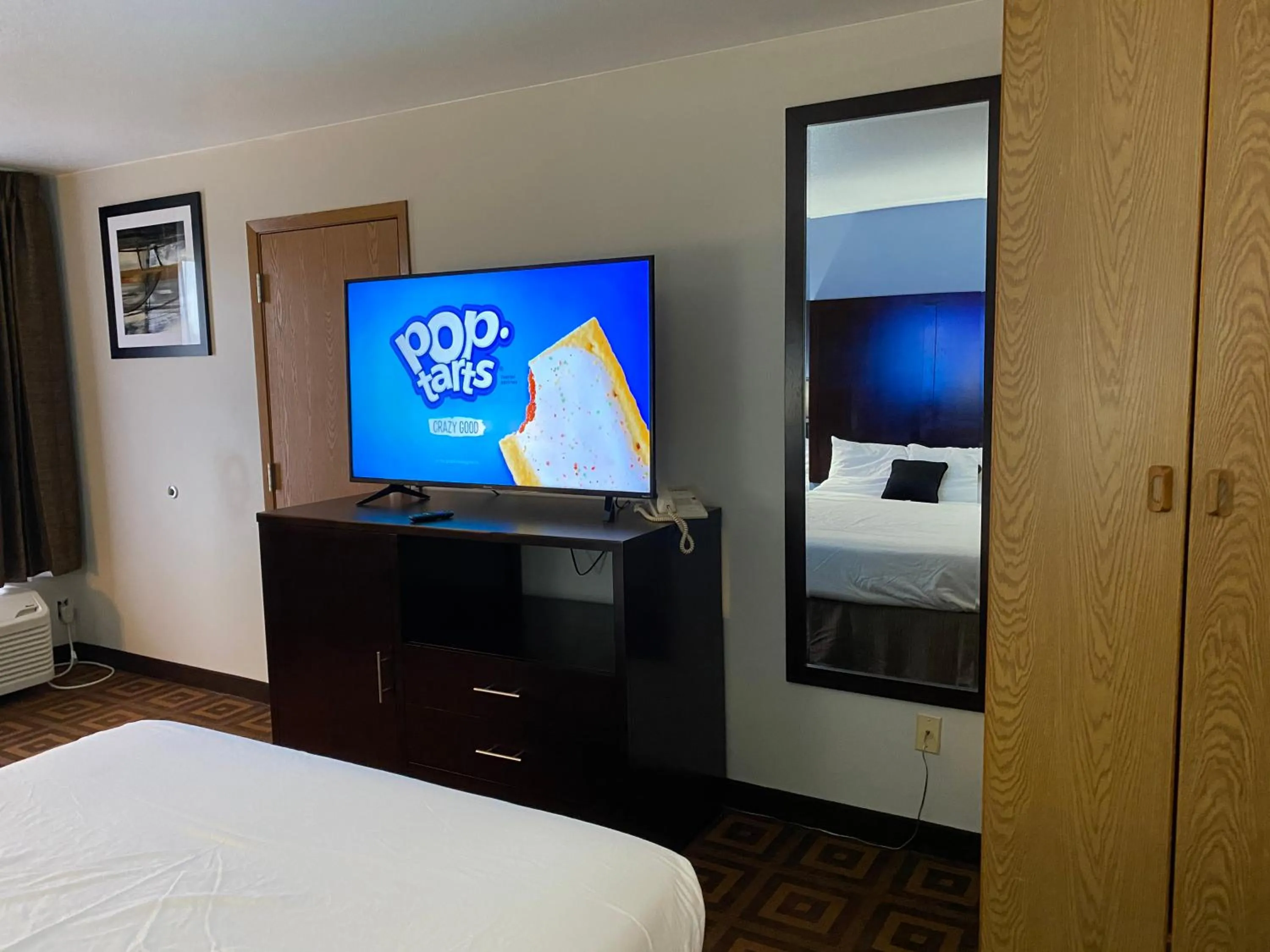 TV and multimedia, Bed in Red Lion Inn & Suites Post Falls