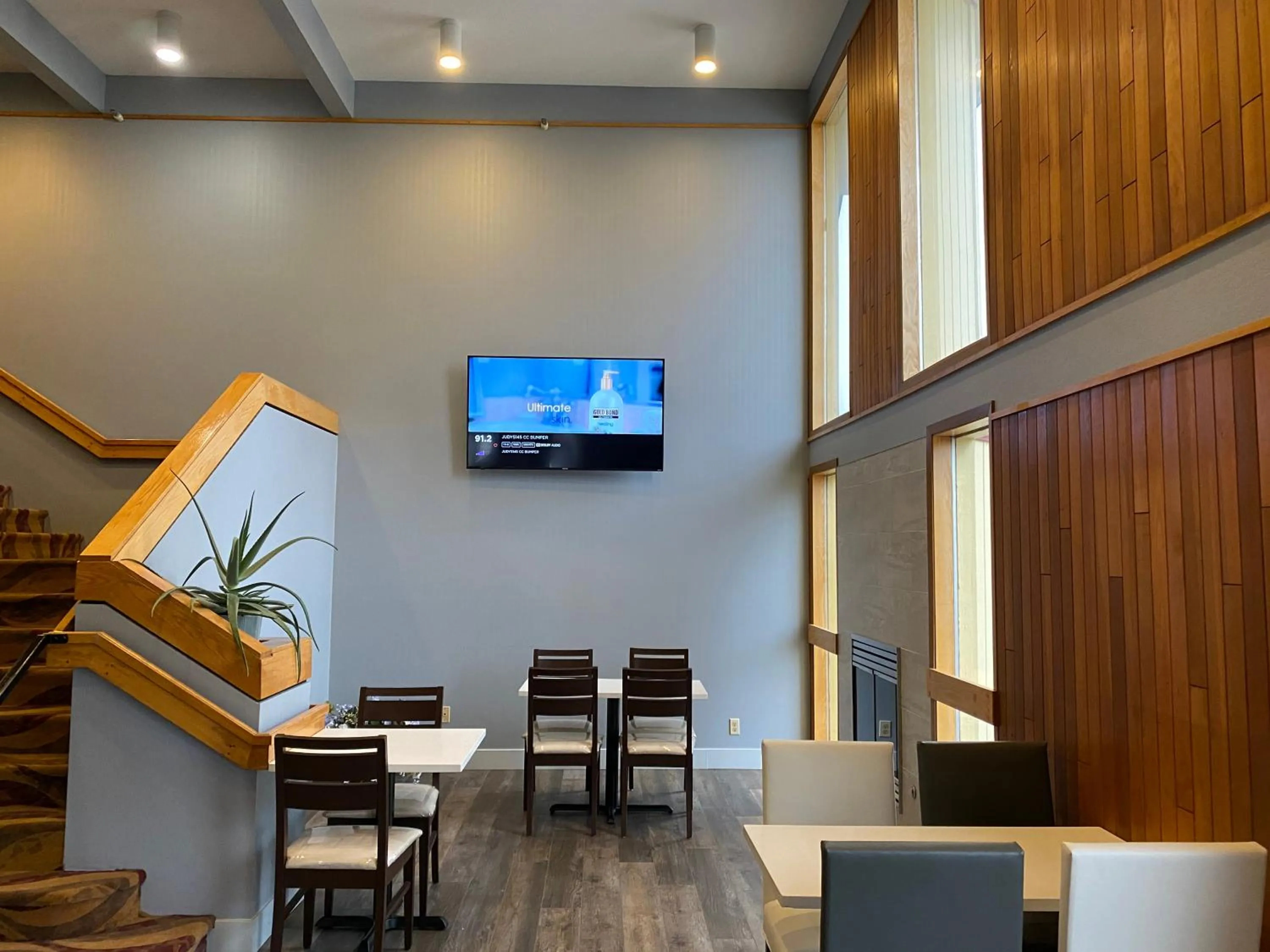 Communal lounge/ TV room in Red Lion Inn & Suites Post Falls