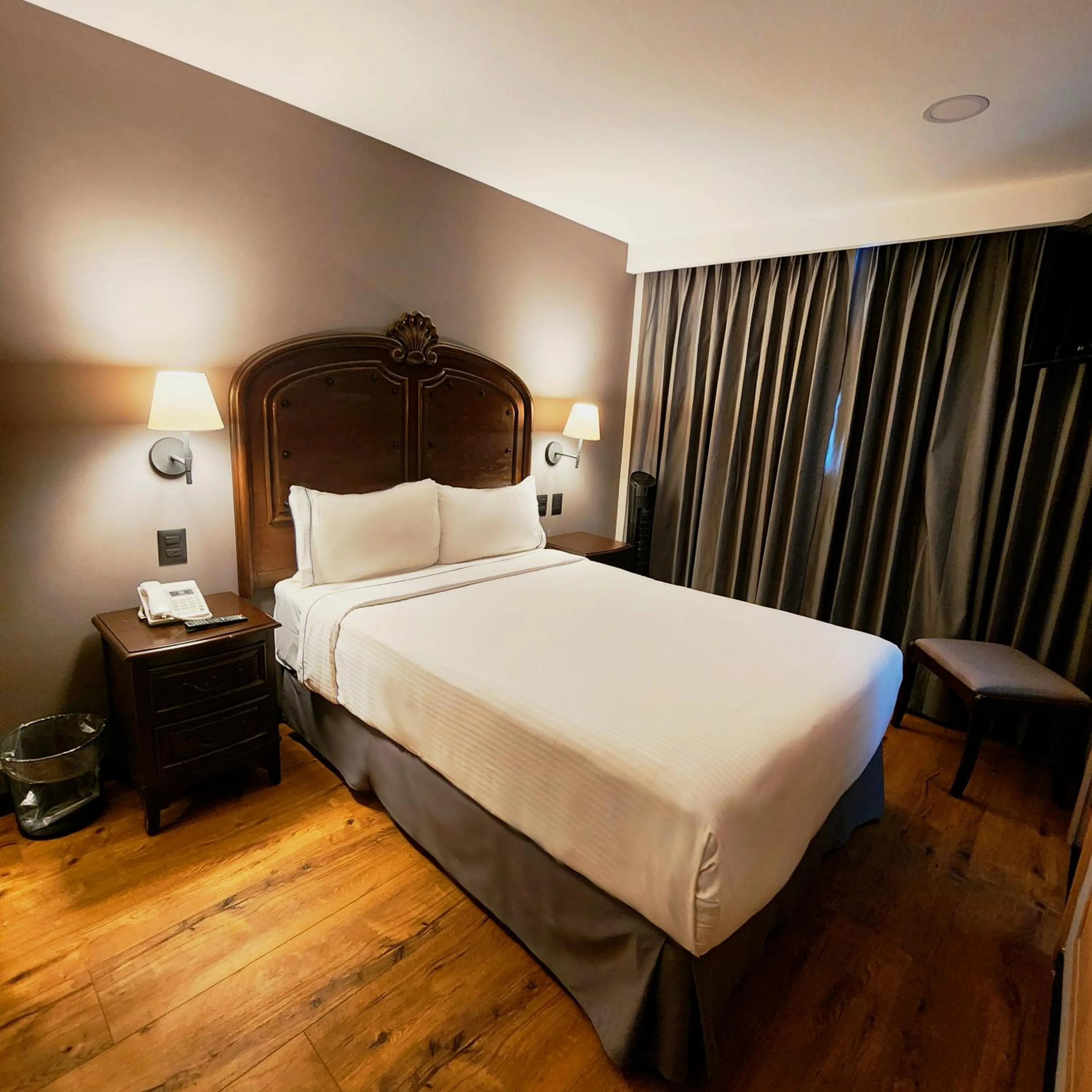 Photo of the whole room, Bed in Canada Central & Rooftop