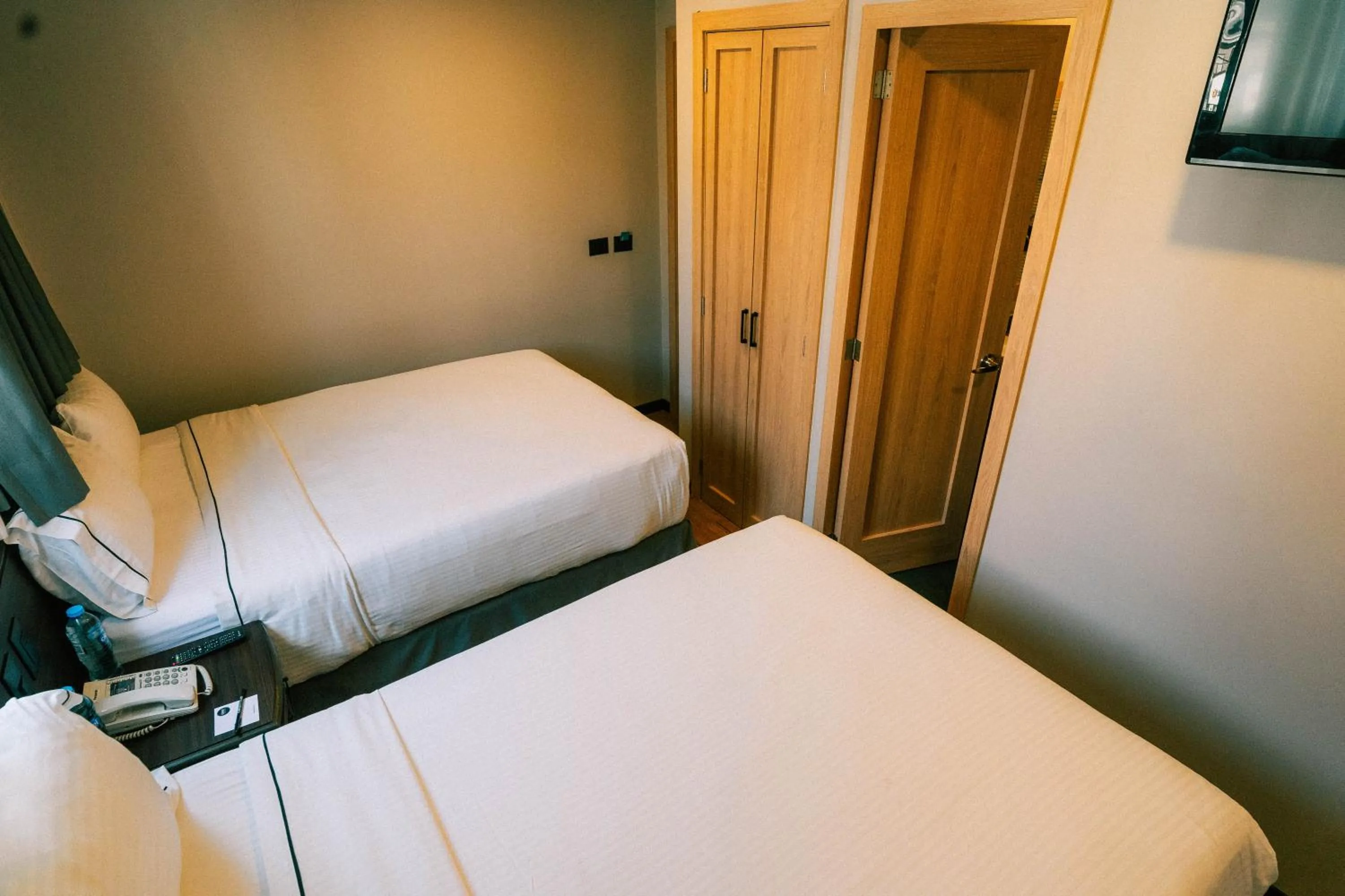 Photo of the whole room, Bed in Canada Central & Rooftop