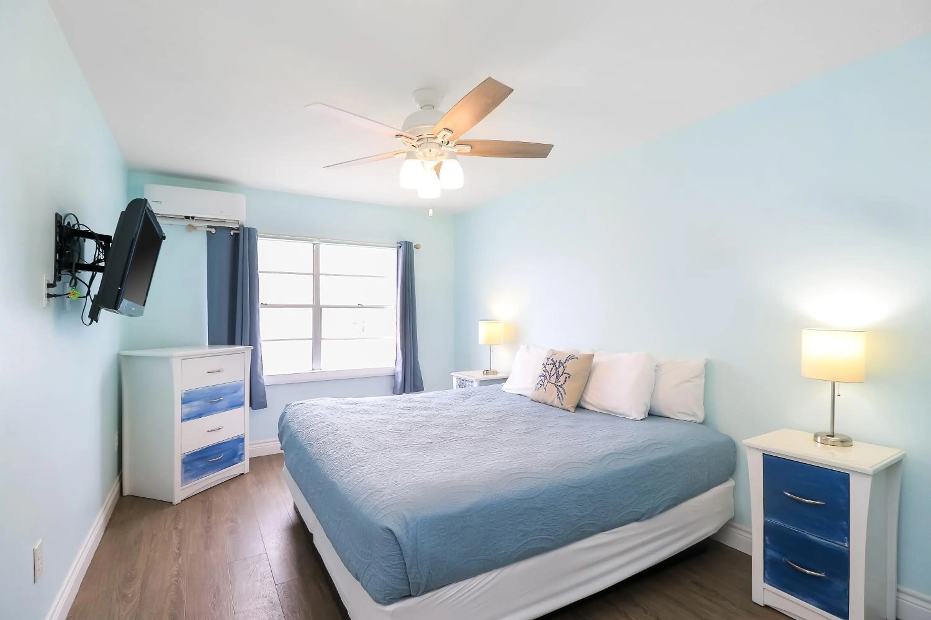 Bedroom, Bed in Tropic Island Resort