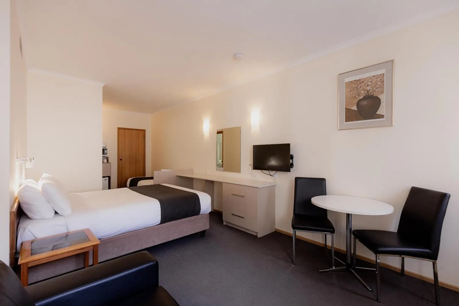 Communal lounge/ TV room, Bed in Argyle Motor Lodge