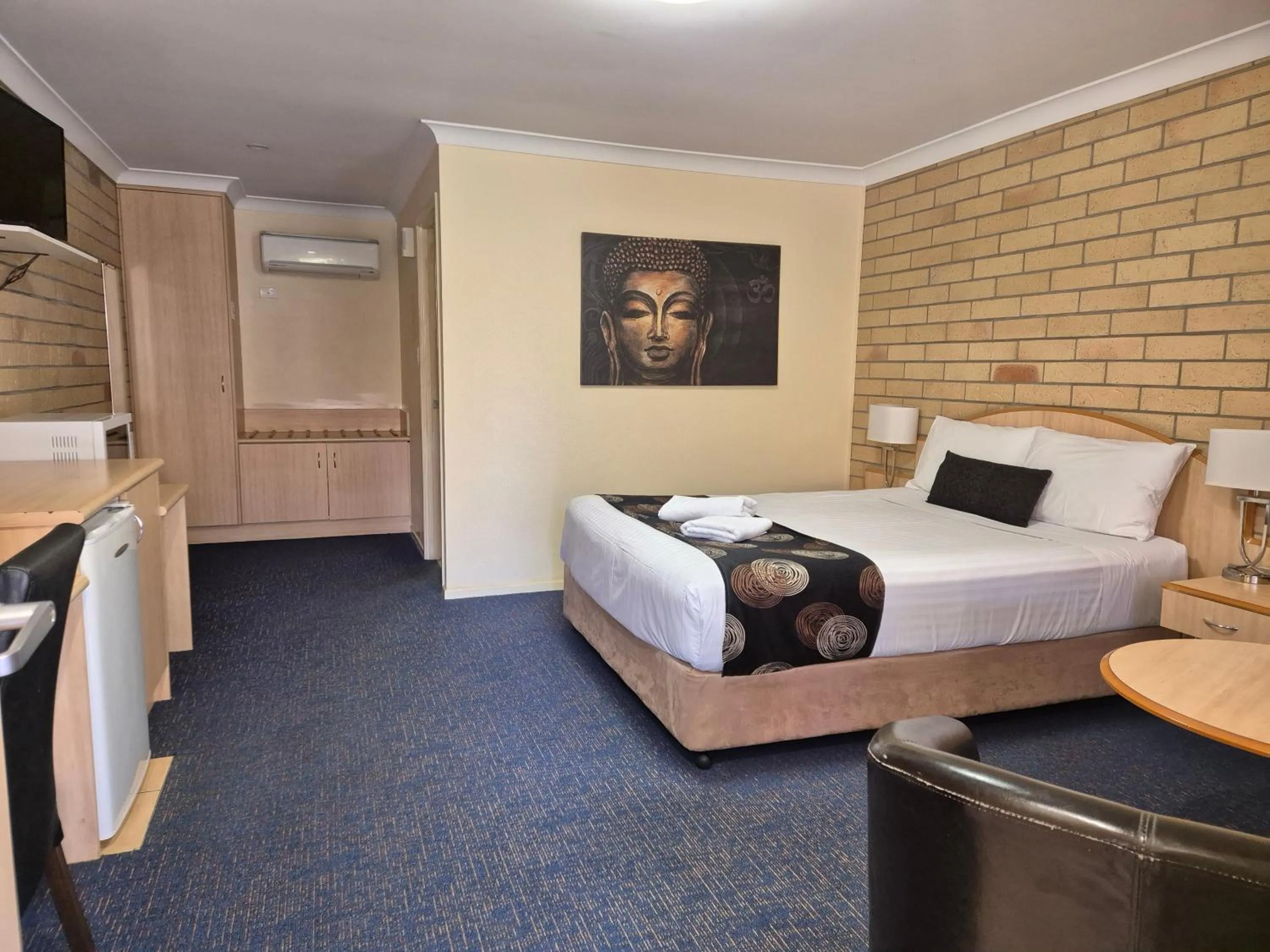 Bedroom, Bed in Cotswold Motor Inn