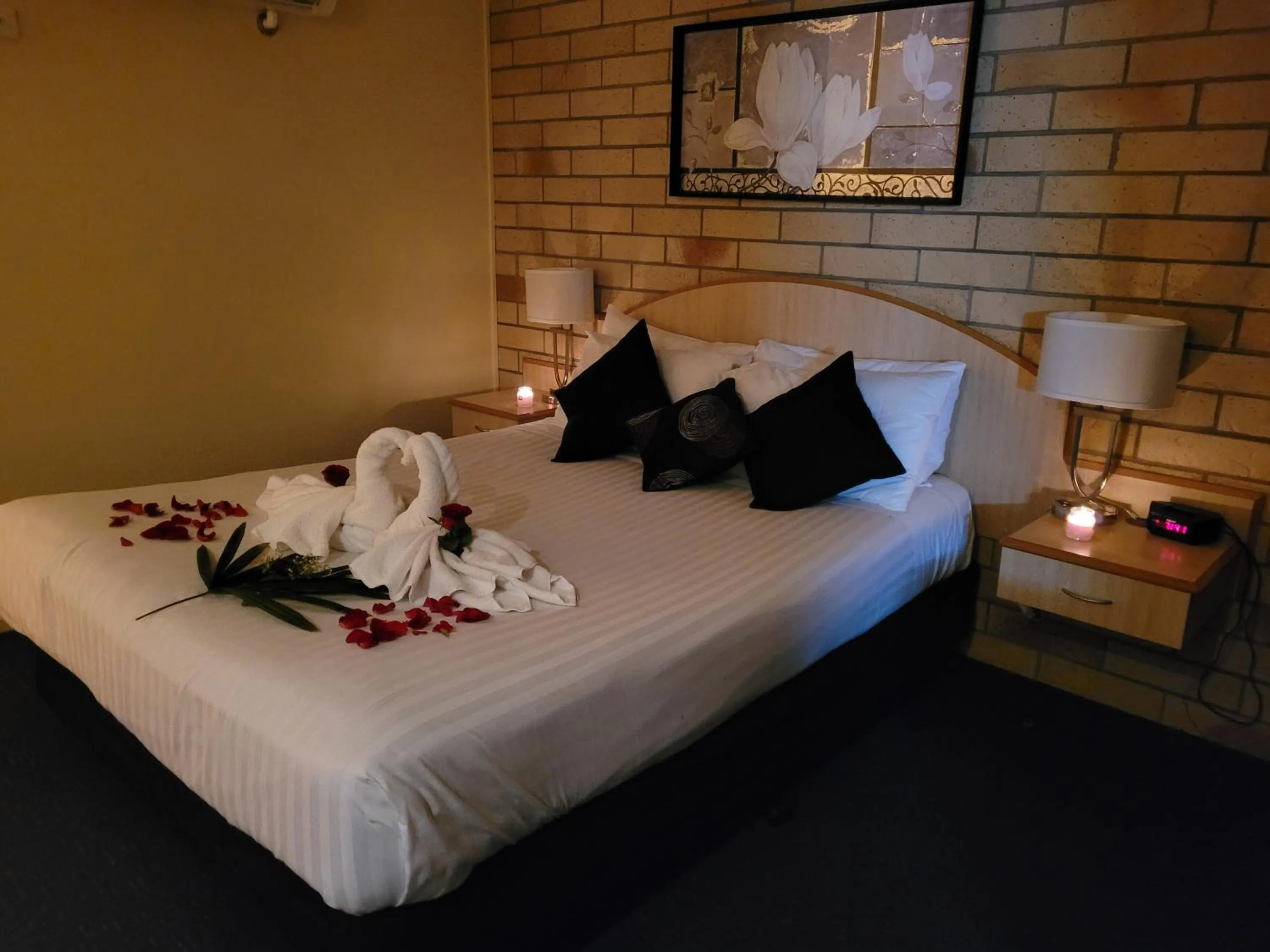 Photo of the whole room, Bed in Cotswold Motor Inn