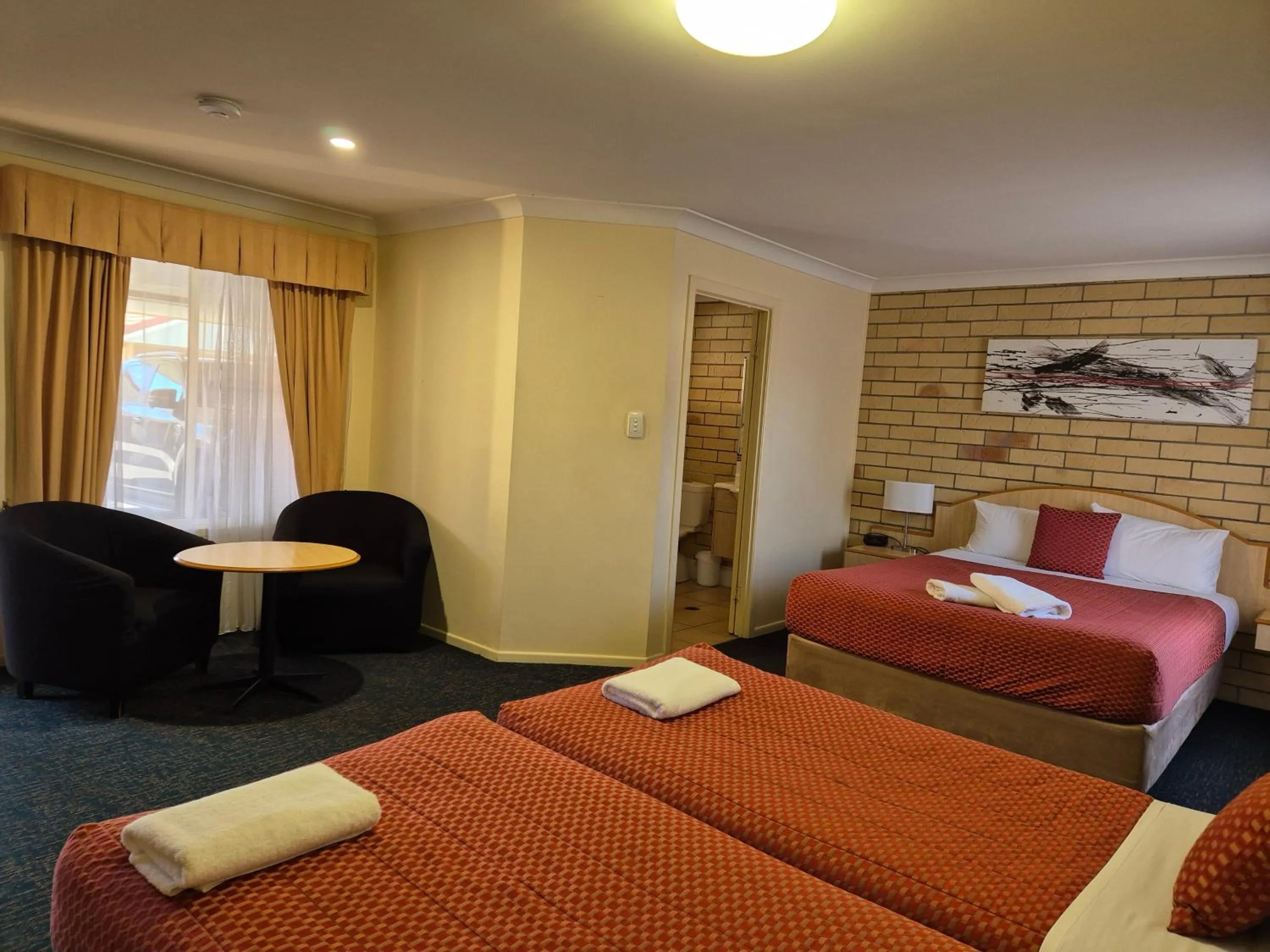 Photo of the whole room, Bed in Cotswold Motor Inn