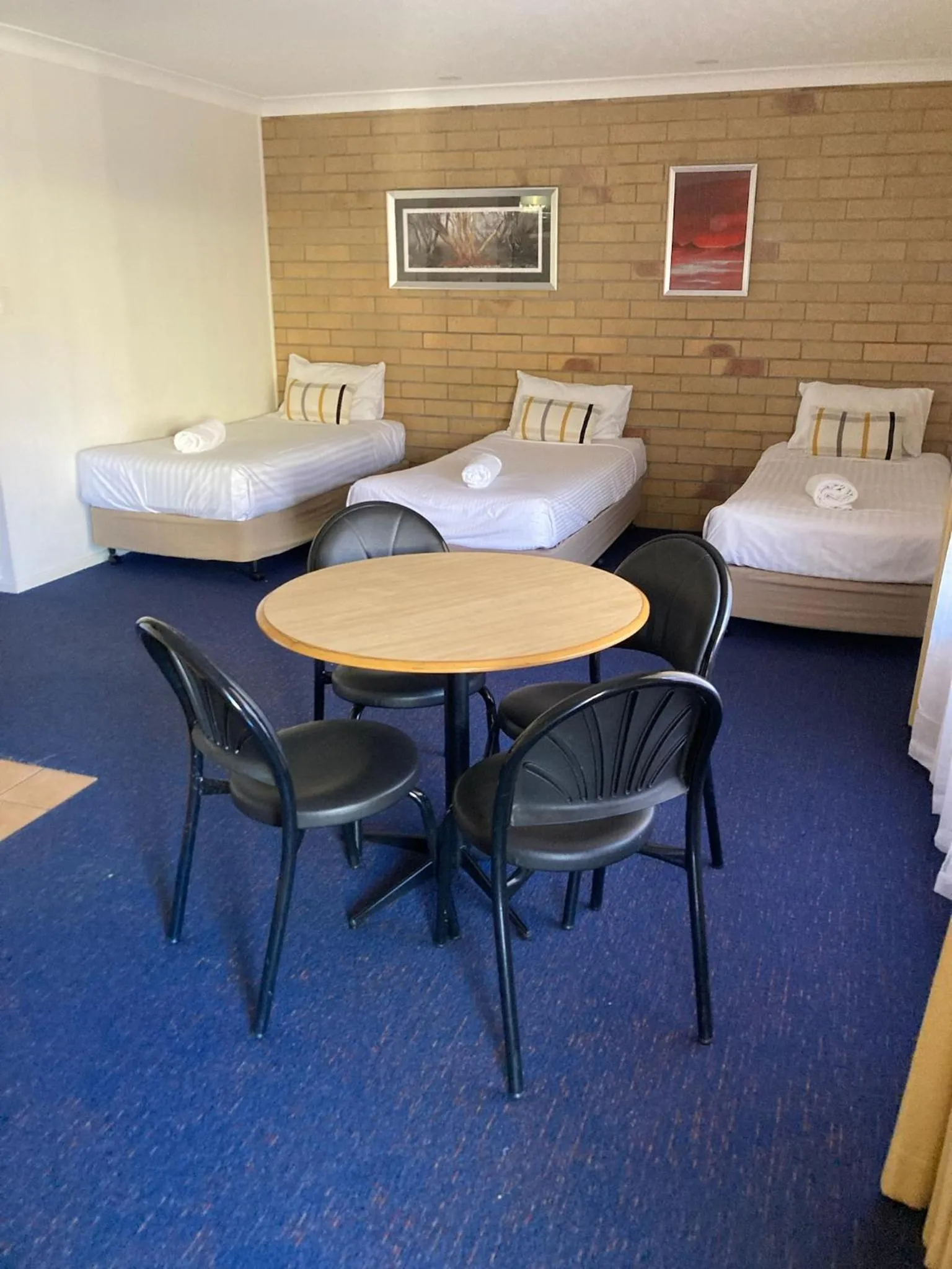 Bedroom, Bed in Cotswold Motor Inn