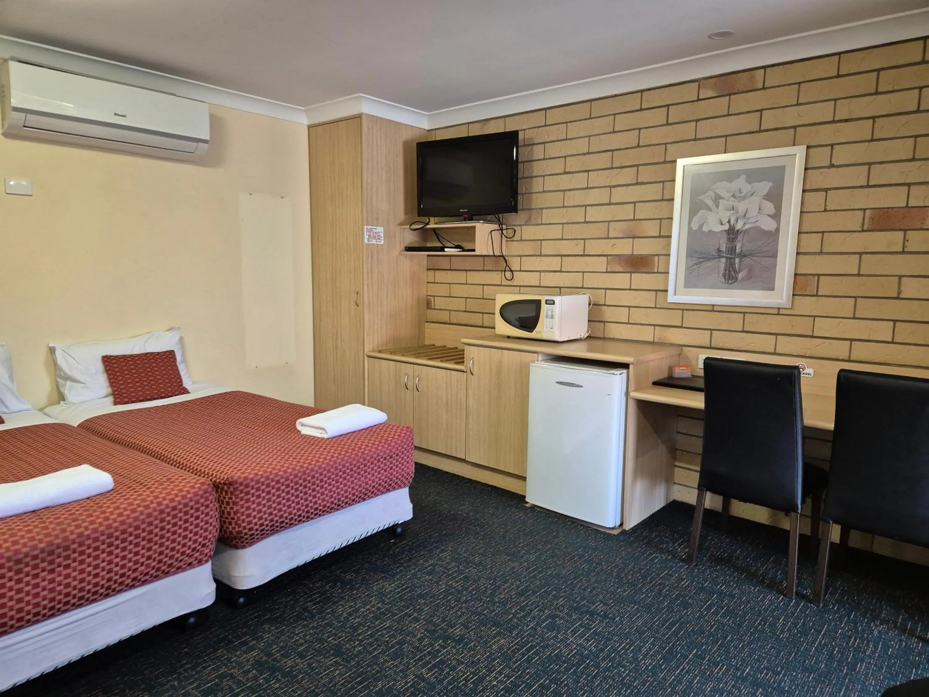 Bedroom, Bed in Cotswold Motor Inn