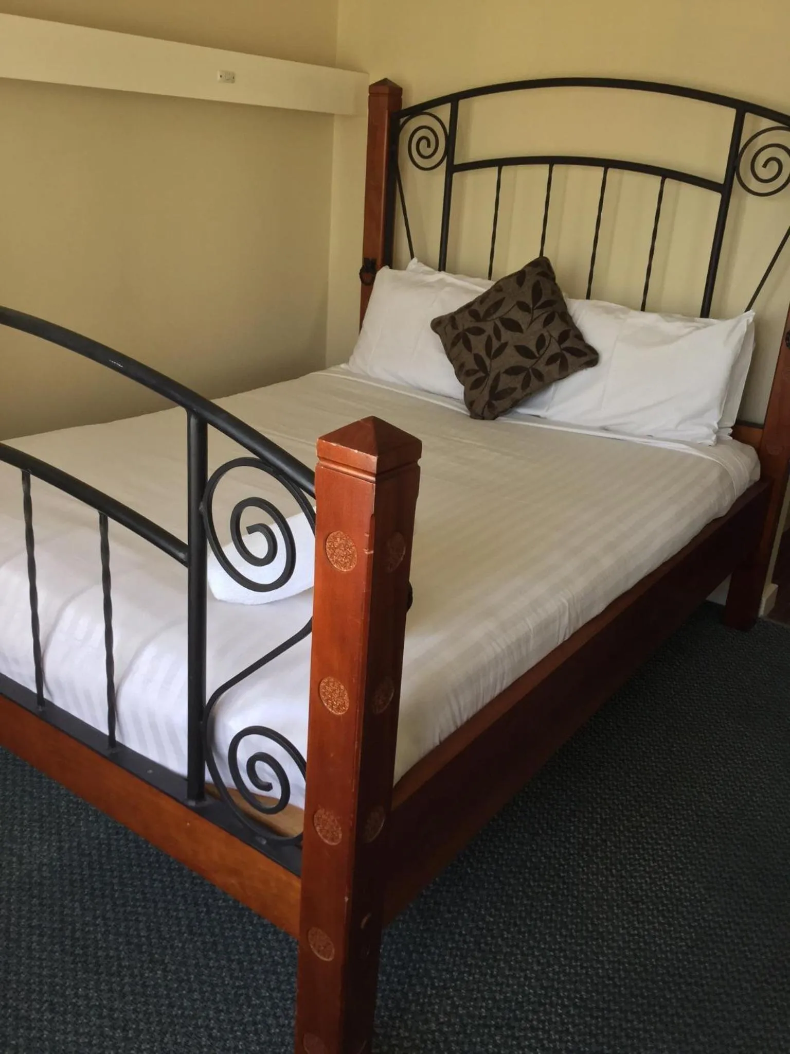 Bed in Aberdeen Motor Inn