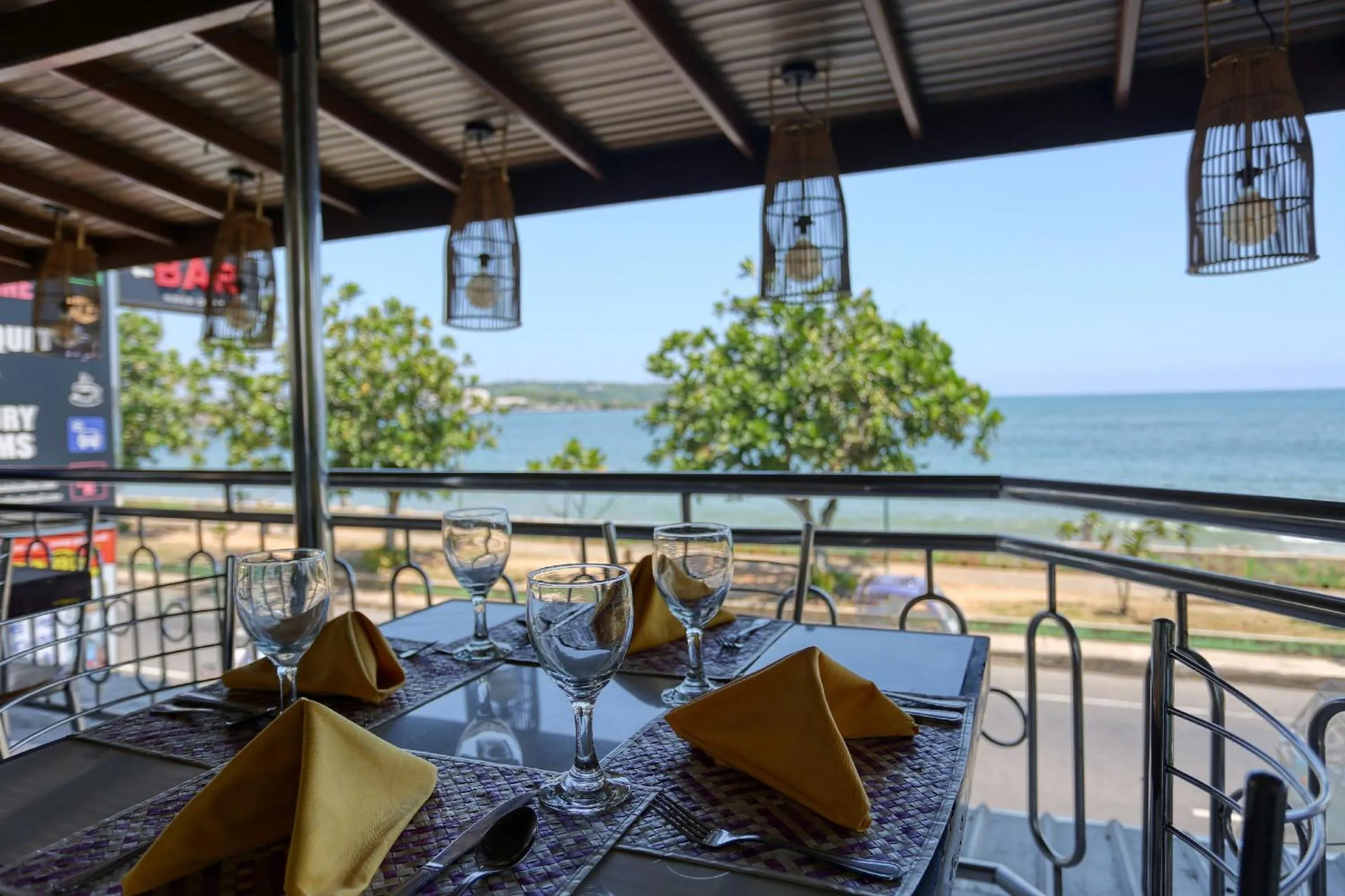 Restaurant/places to eat in Hotel Sea Line