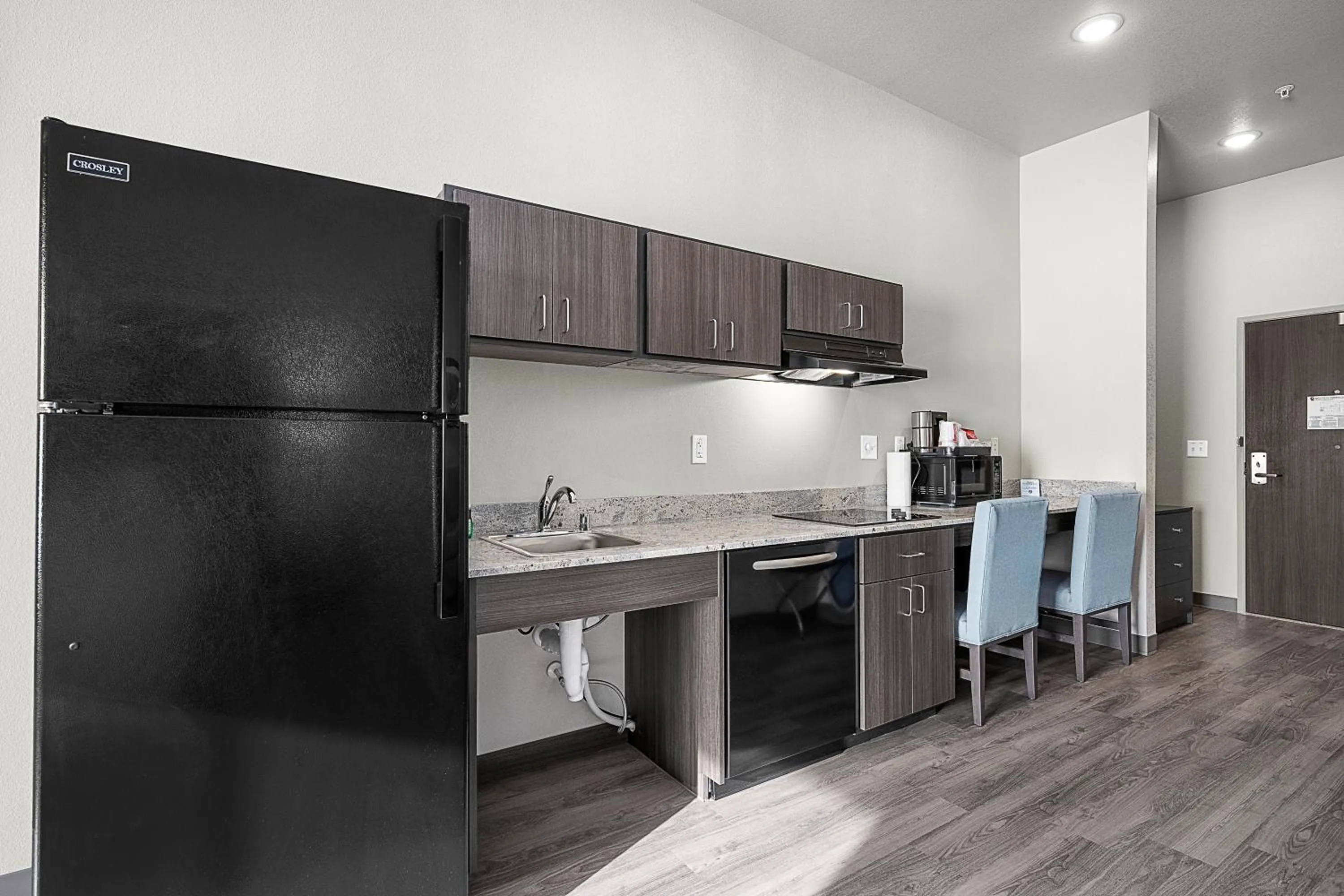 Kitchen or kitchenette in Riverstone Suites by Cobblestone Hotels - Chippewa Falls