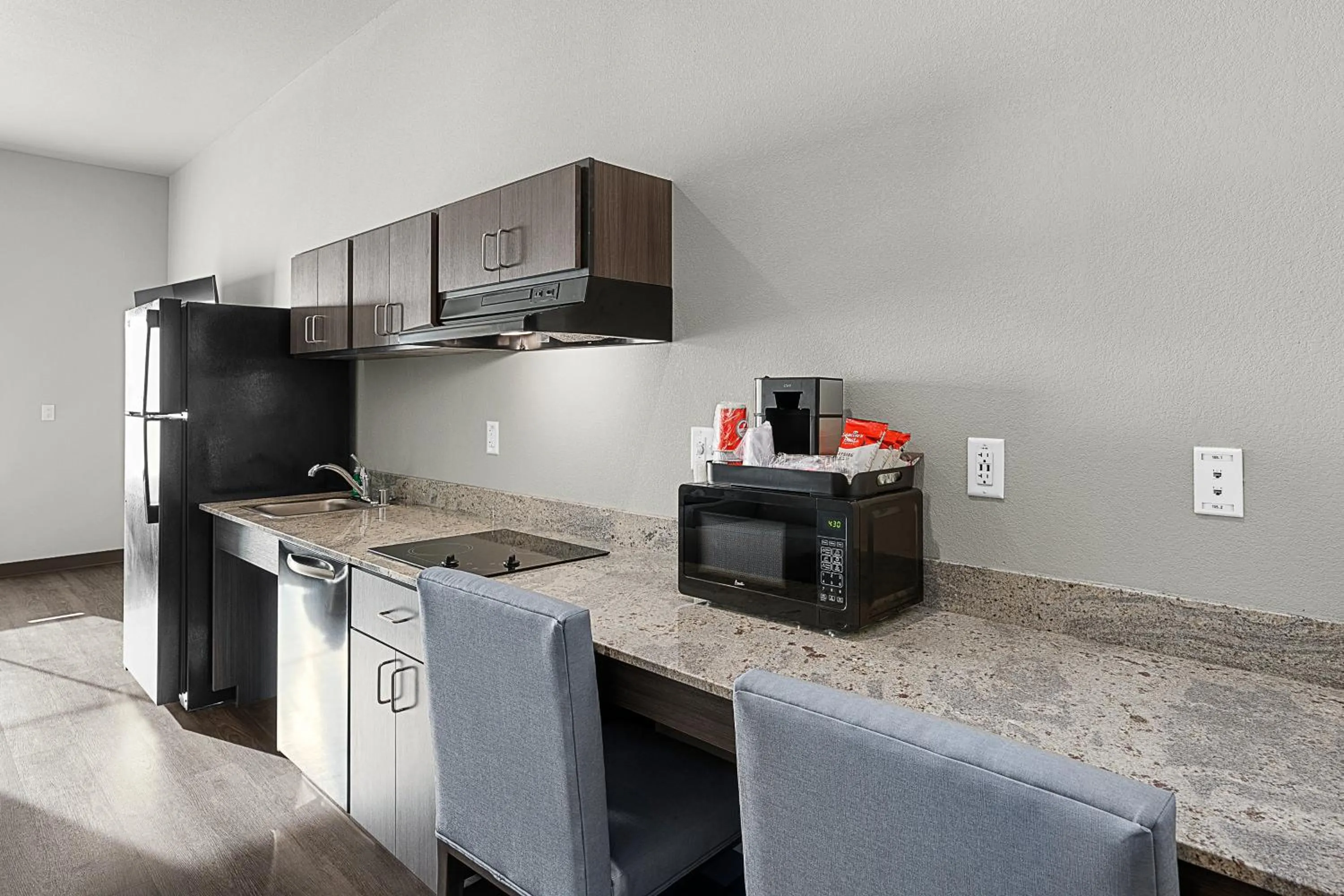 Kitchen or kitchenette in Riverstone Suites by Cobblestone Hotels - Chippewa Falls