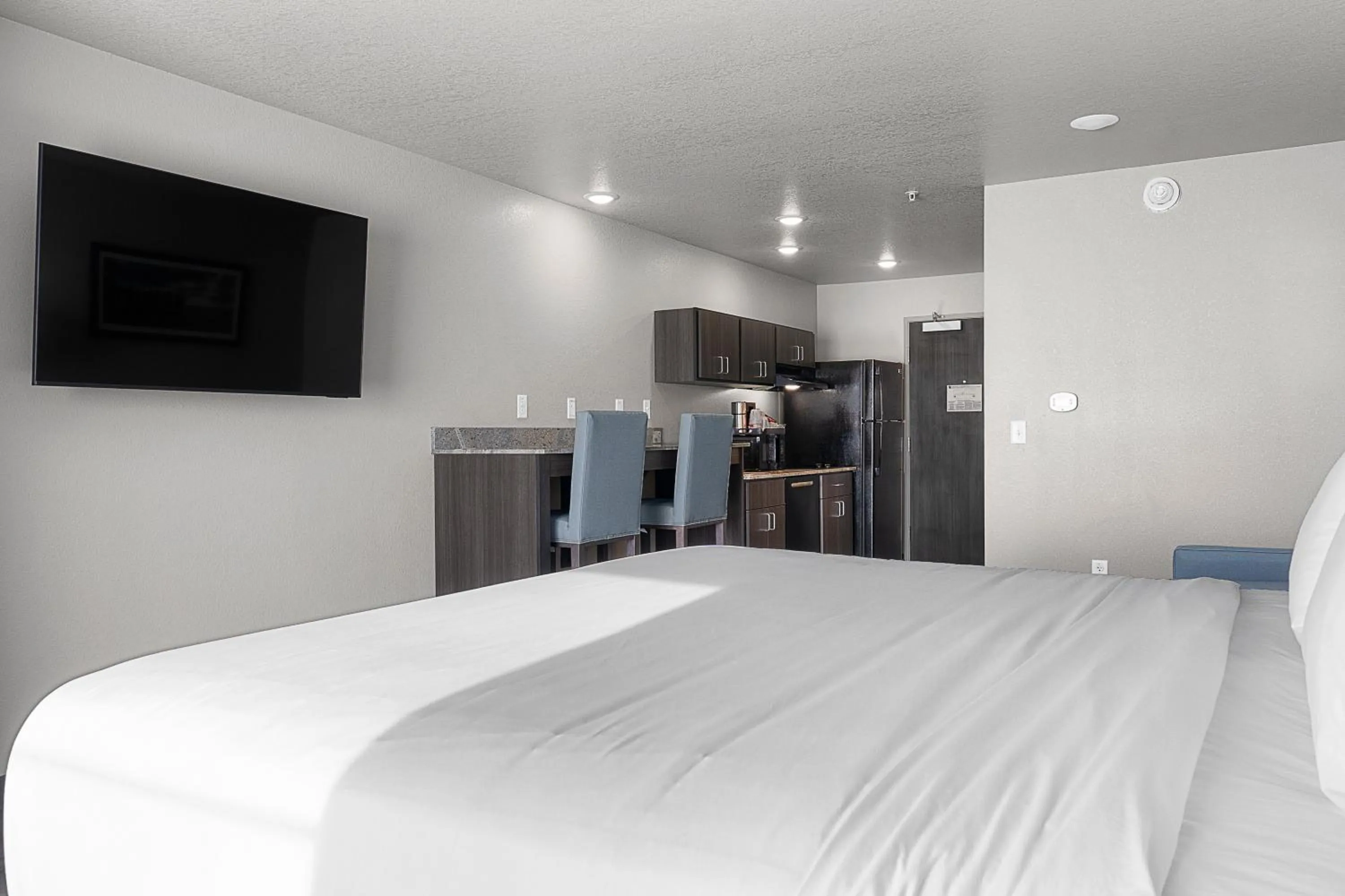 Bedroom, Bed in Riverstone Suites by Cobblestone Hotels - Chippewa Falls