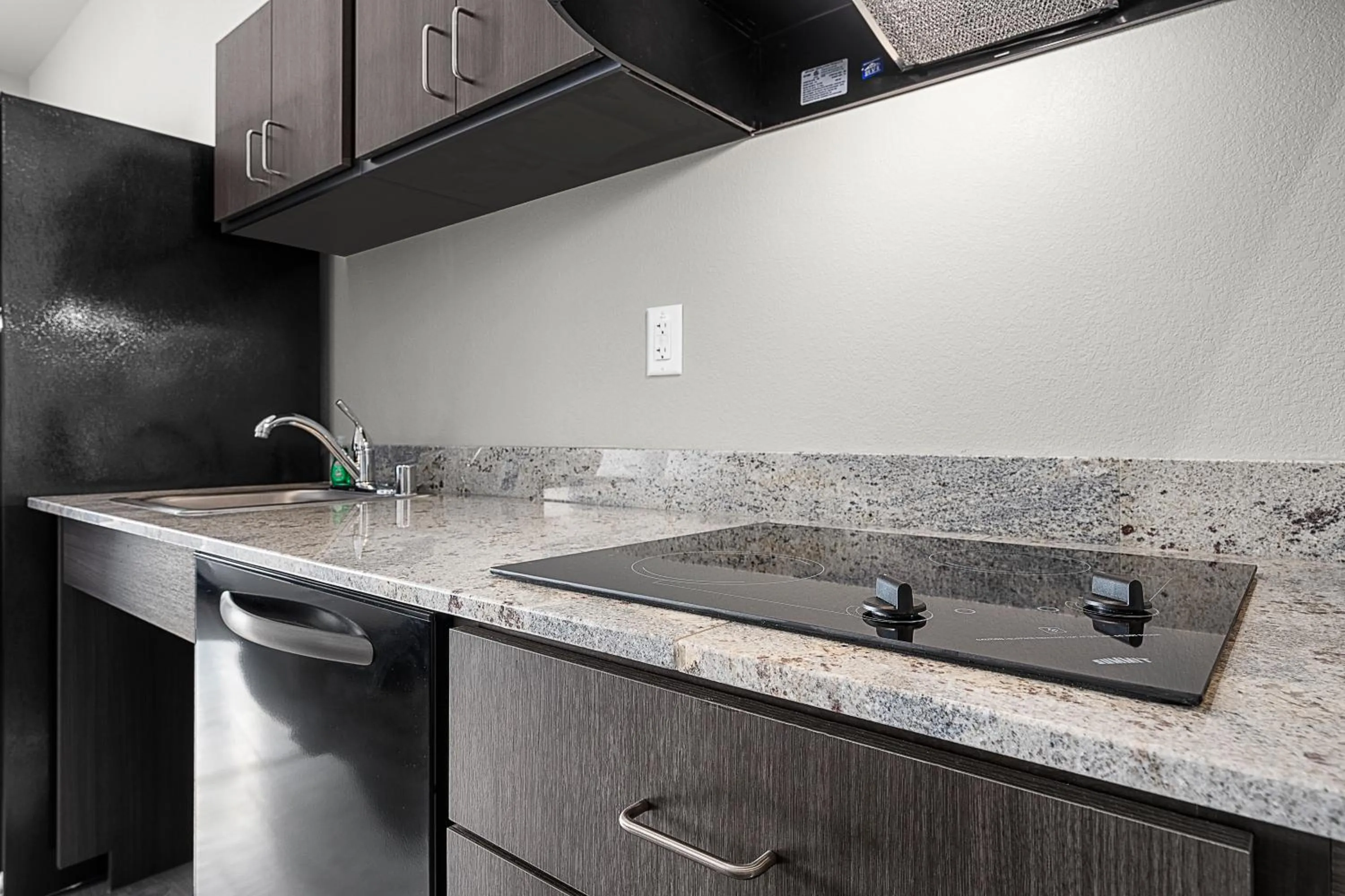 Kitchen or kitchenette in Riverstone Suites by Cobblestone Hotels - Chippewa Falls