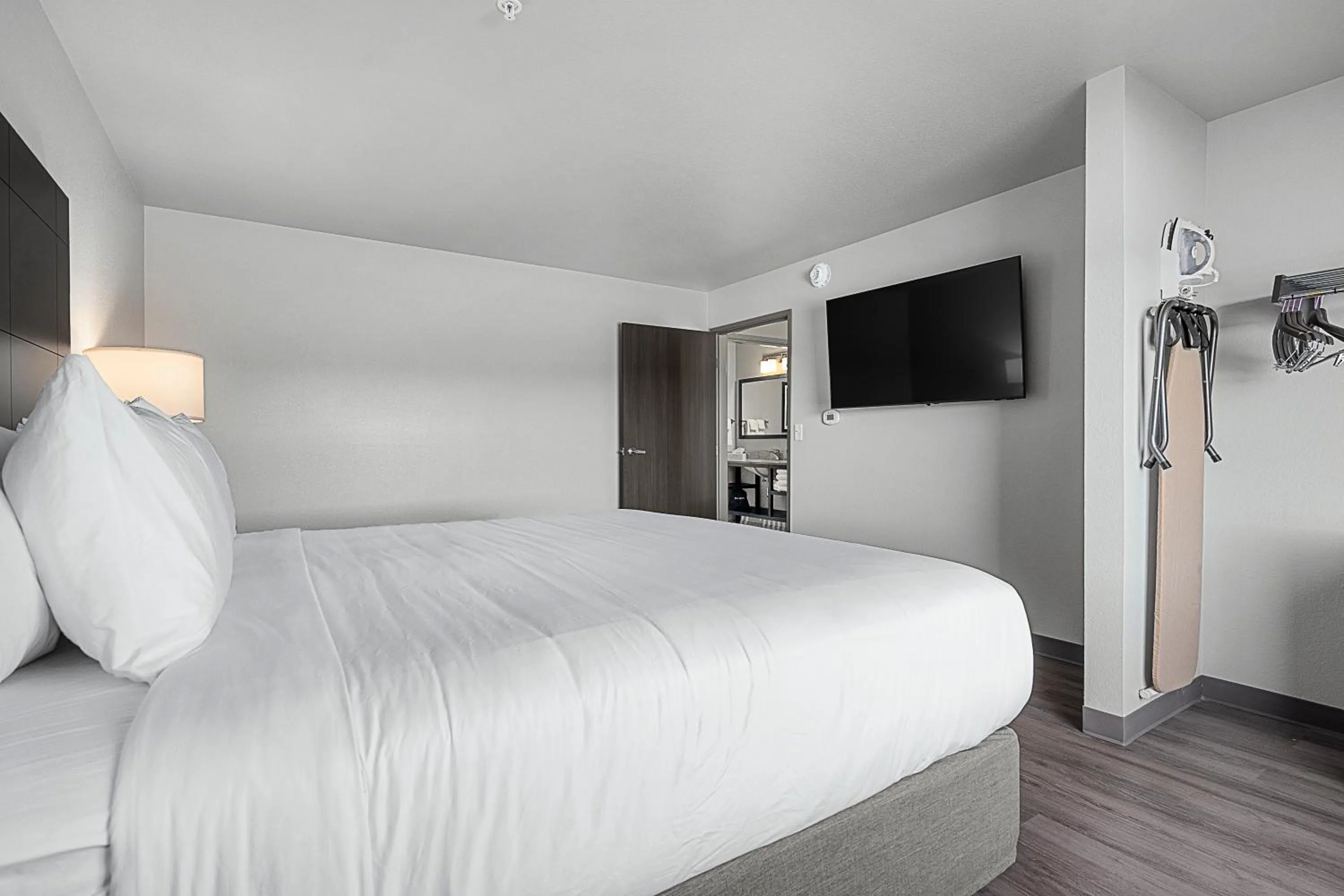 Bedroom, Bed in Riverstone Suites by Cobblestone Hotels - Chippewa Falls