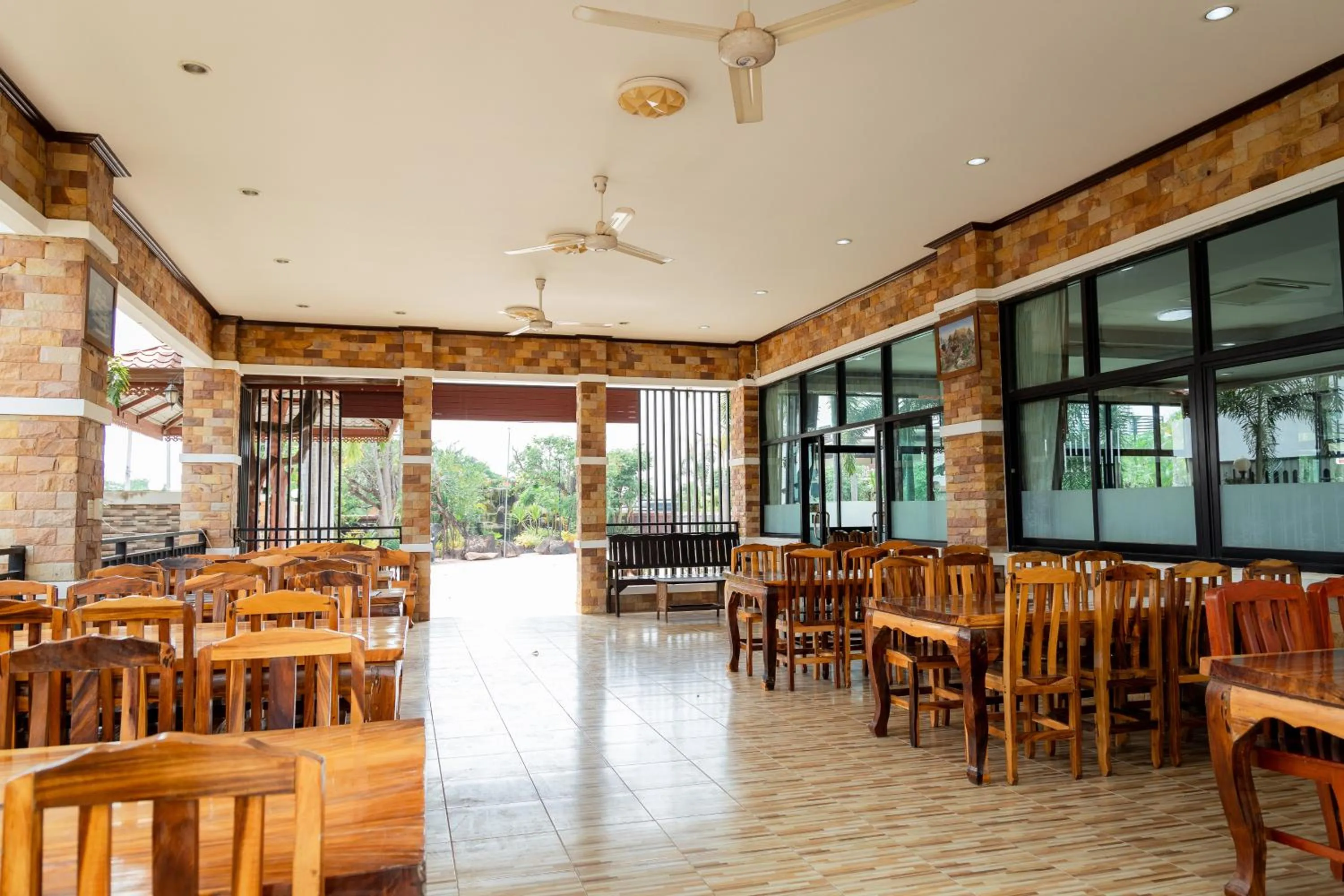 Restaurant/places to eat in Buengngarm Resort