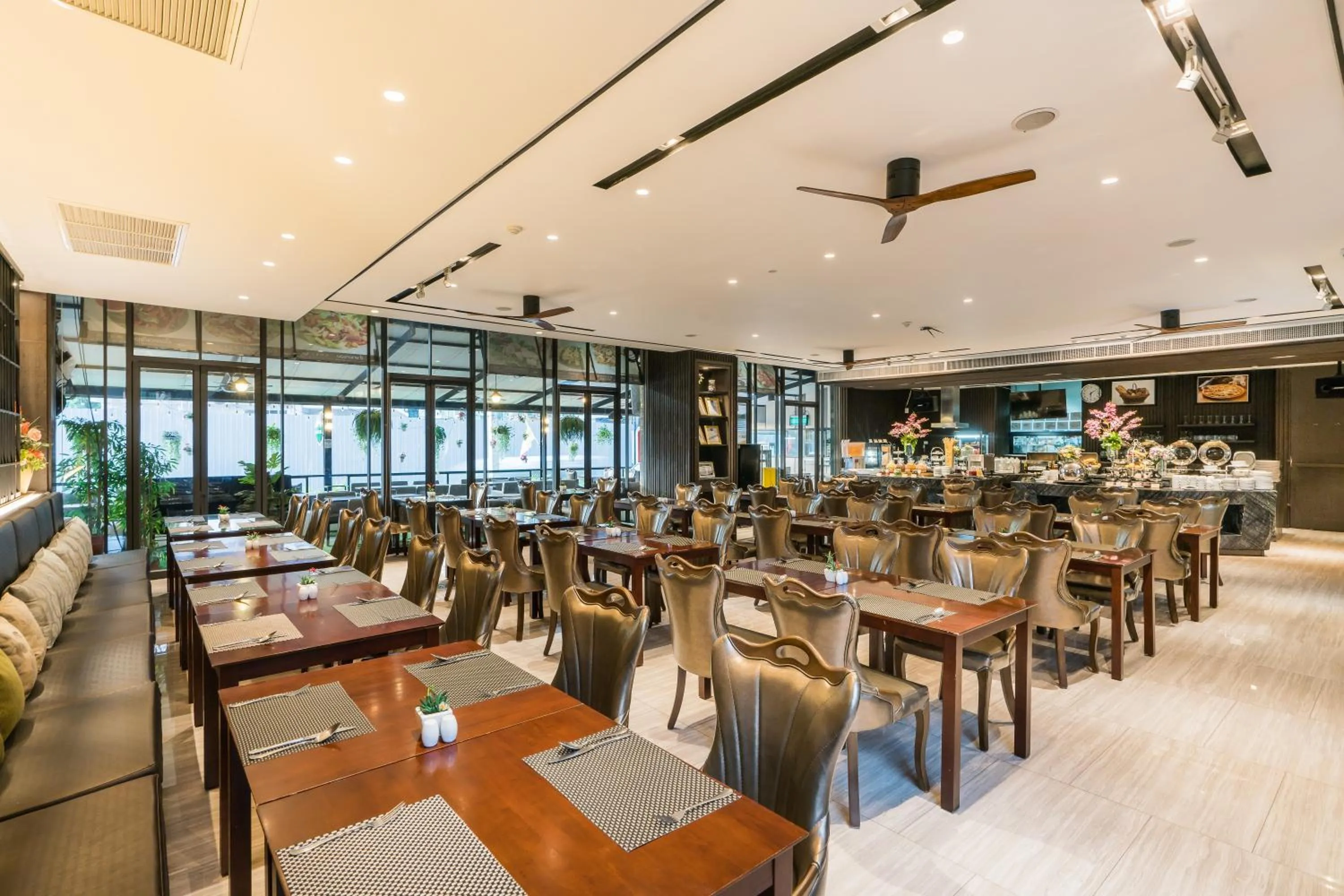 Restaurant/places to eat in Siamese Hotel Pattaya, BW Signature Collection