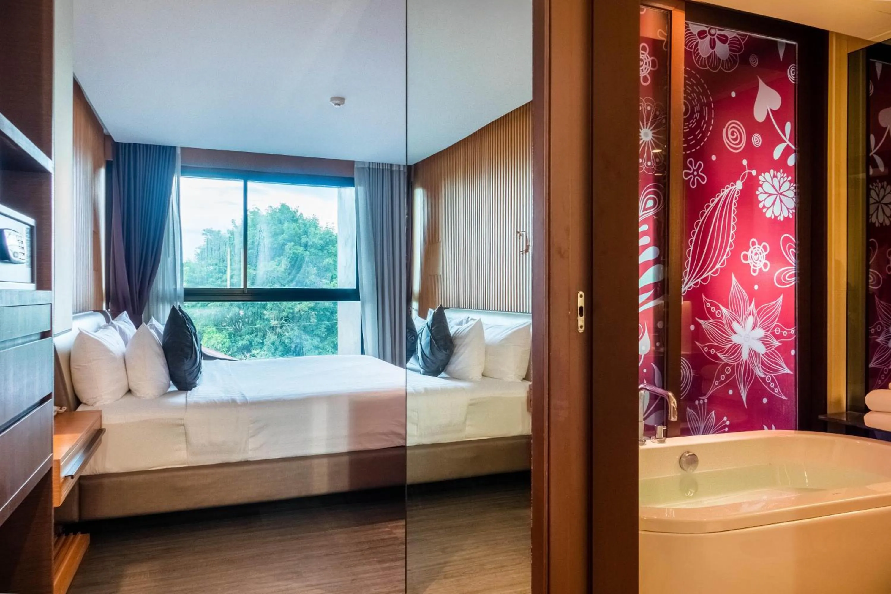 Bathroom, Bed in Siamese Hotel Pattaya, BW Signature Collection