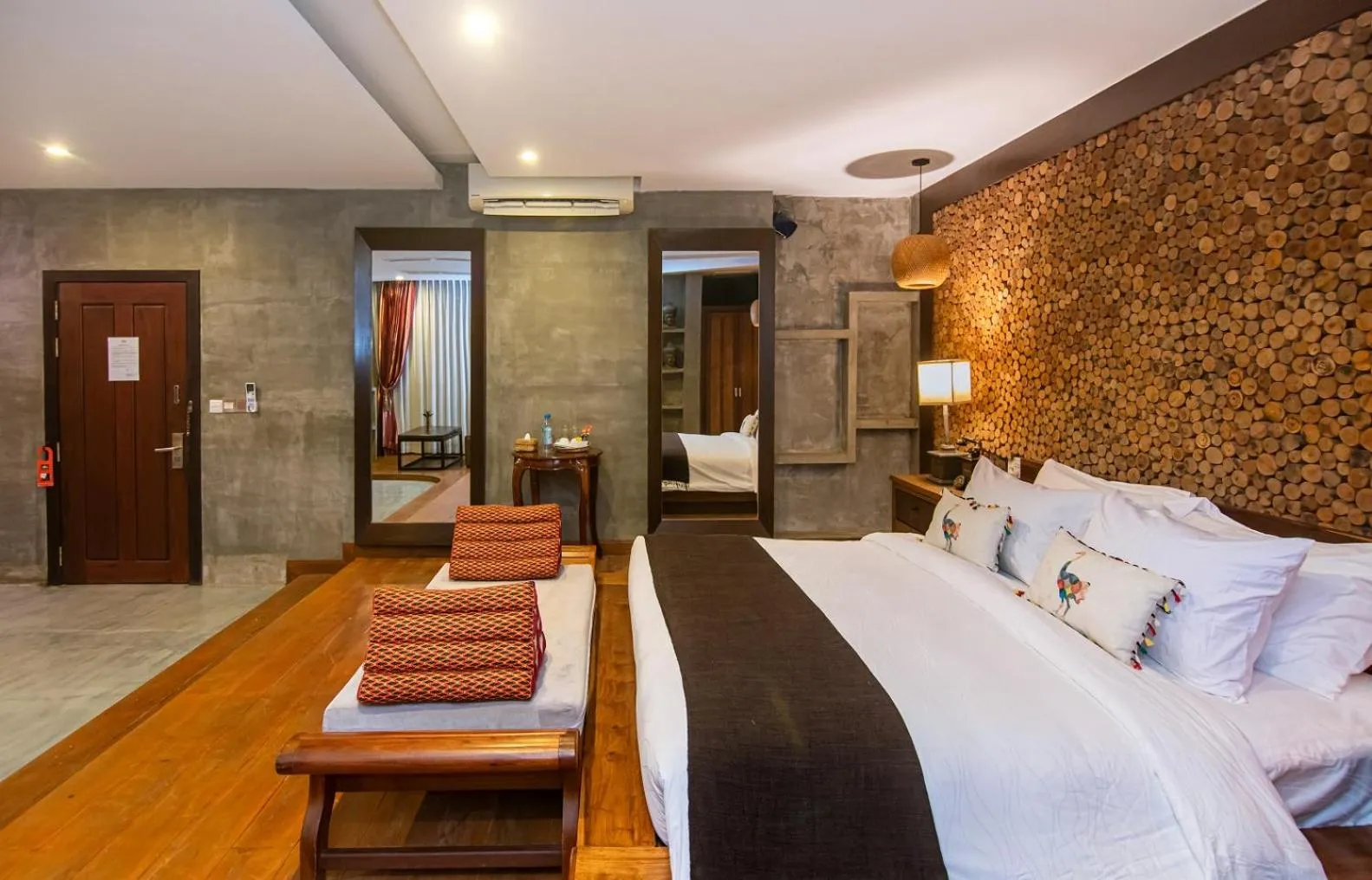 Living room, Bed in Cambana d'Angkor Suites