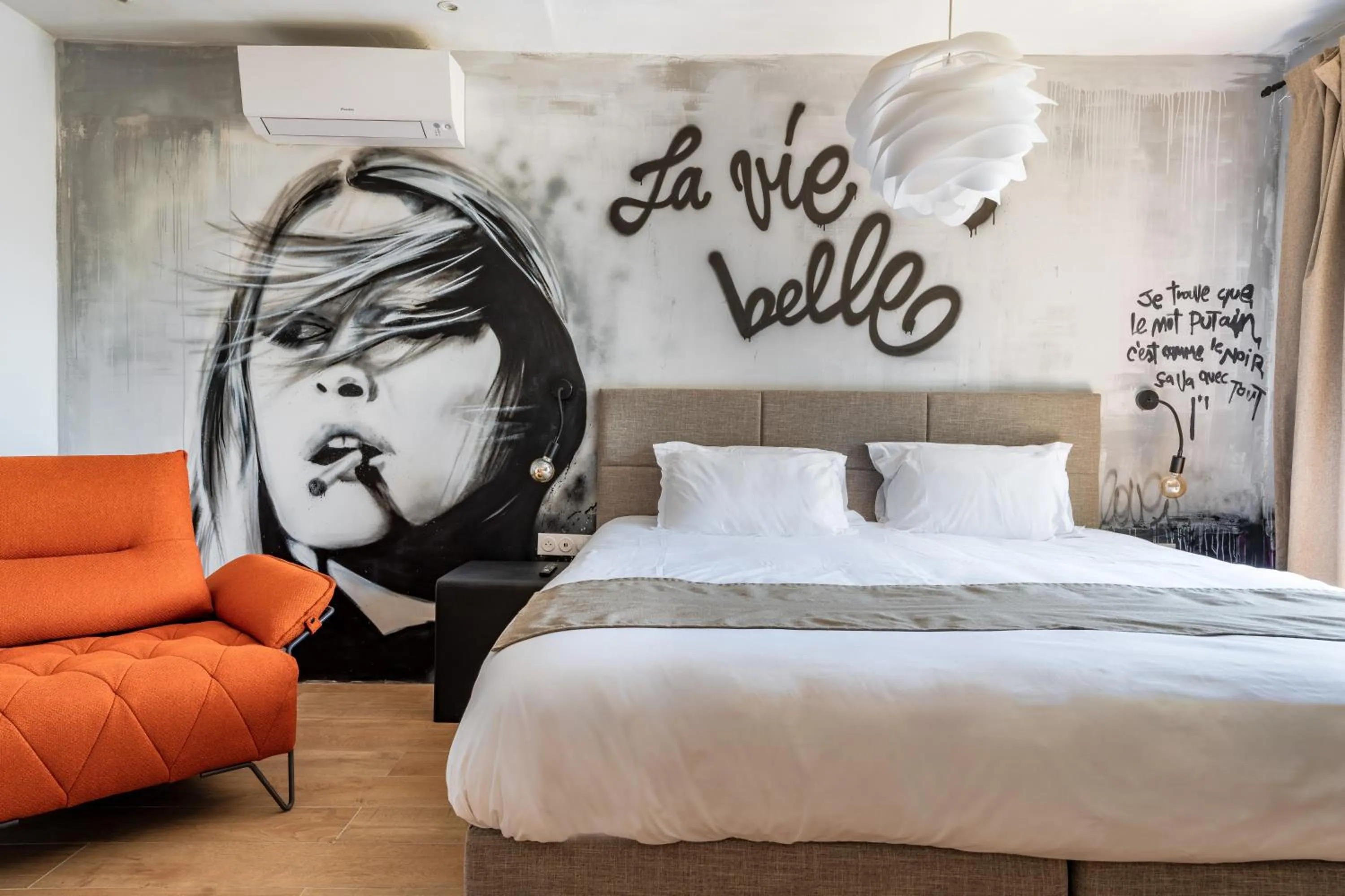 Photo of the whole room, Bed in DODO etc