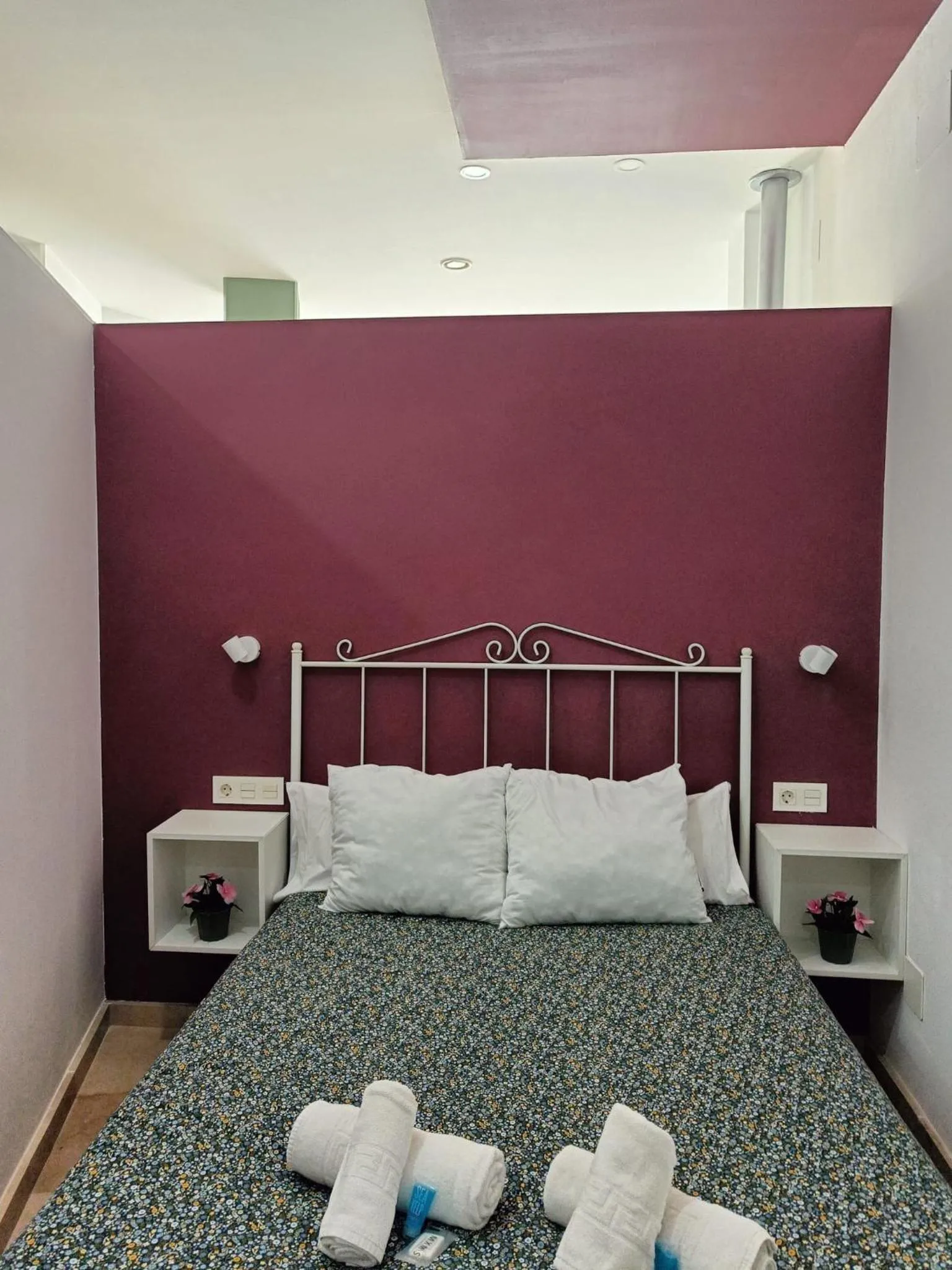 Bedroom, Bed in Apartamentos PuntoApart Málaga