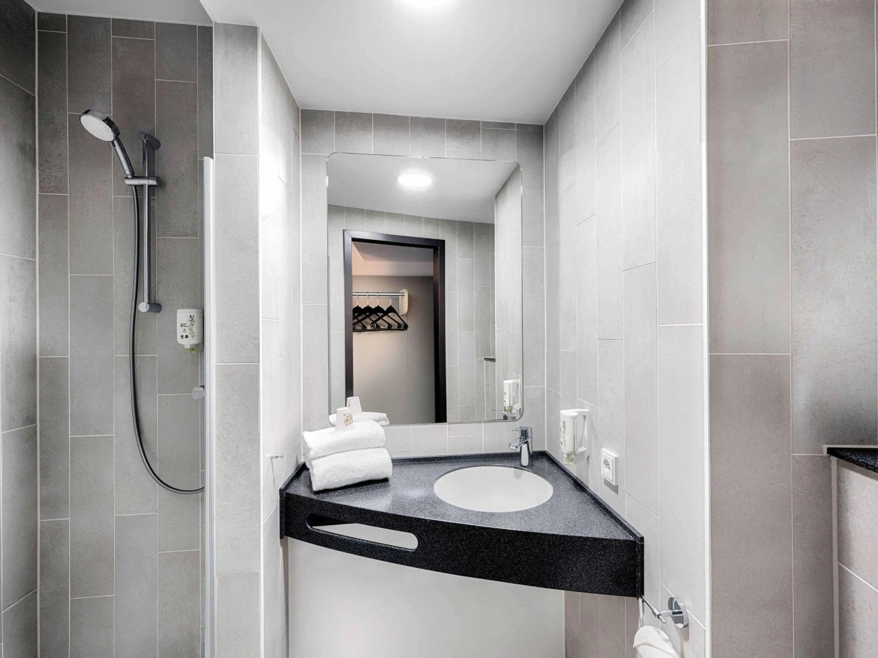 Shower in B&B Hotel Köln-Messe