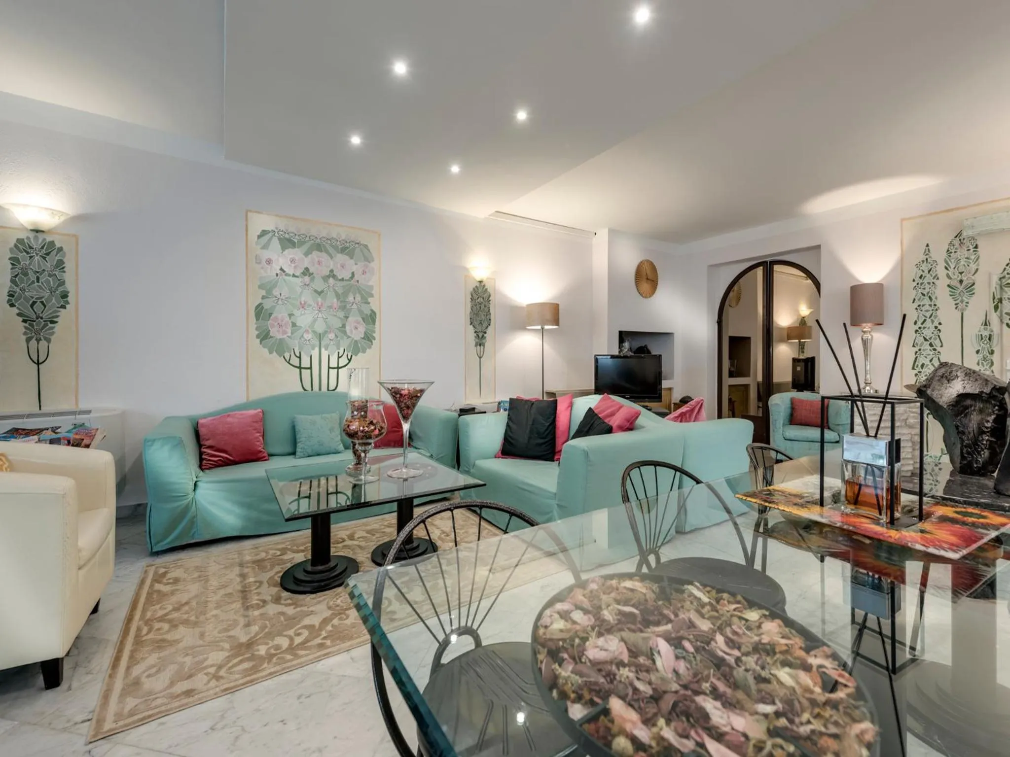 Communal lounge/ TV room in Hotel Palagi