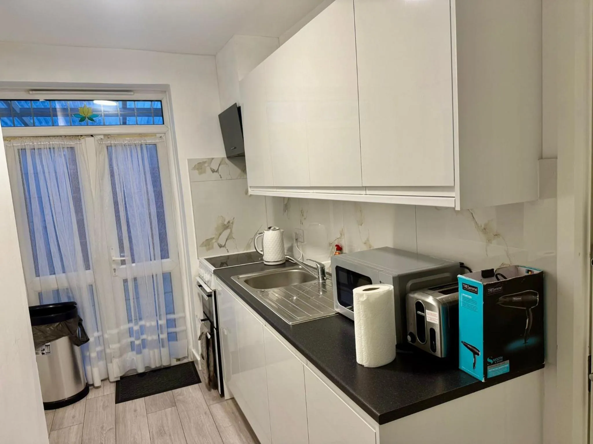 Kitchen or kitchenette in Baraka House Royal Victoria London by OYO