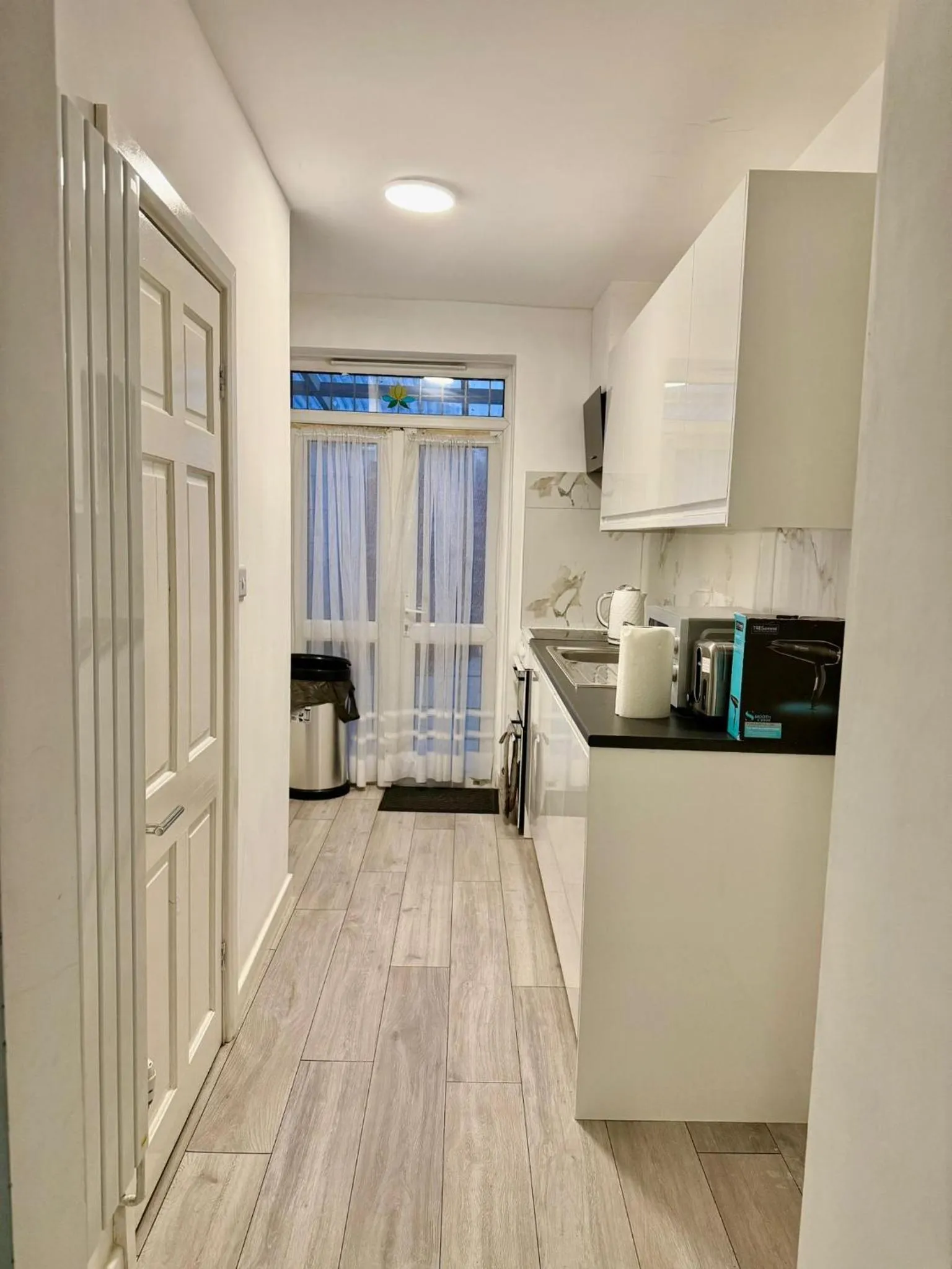 Kitchen or kitchenette in Baraka House Royal Victoria London by OYO