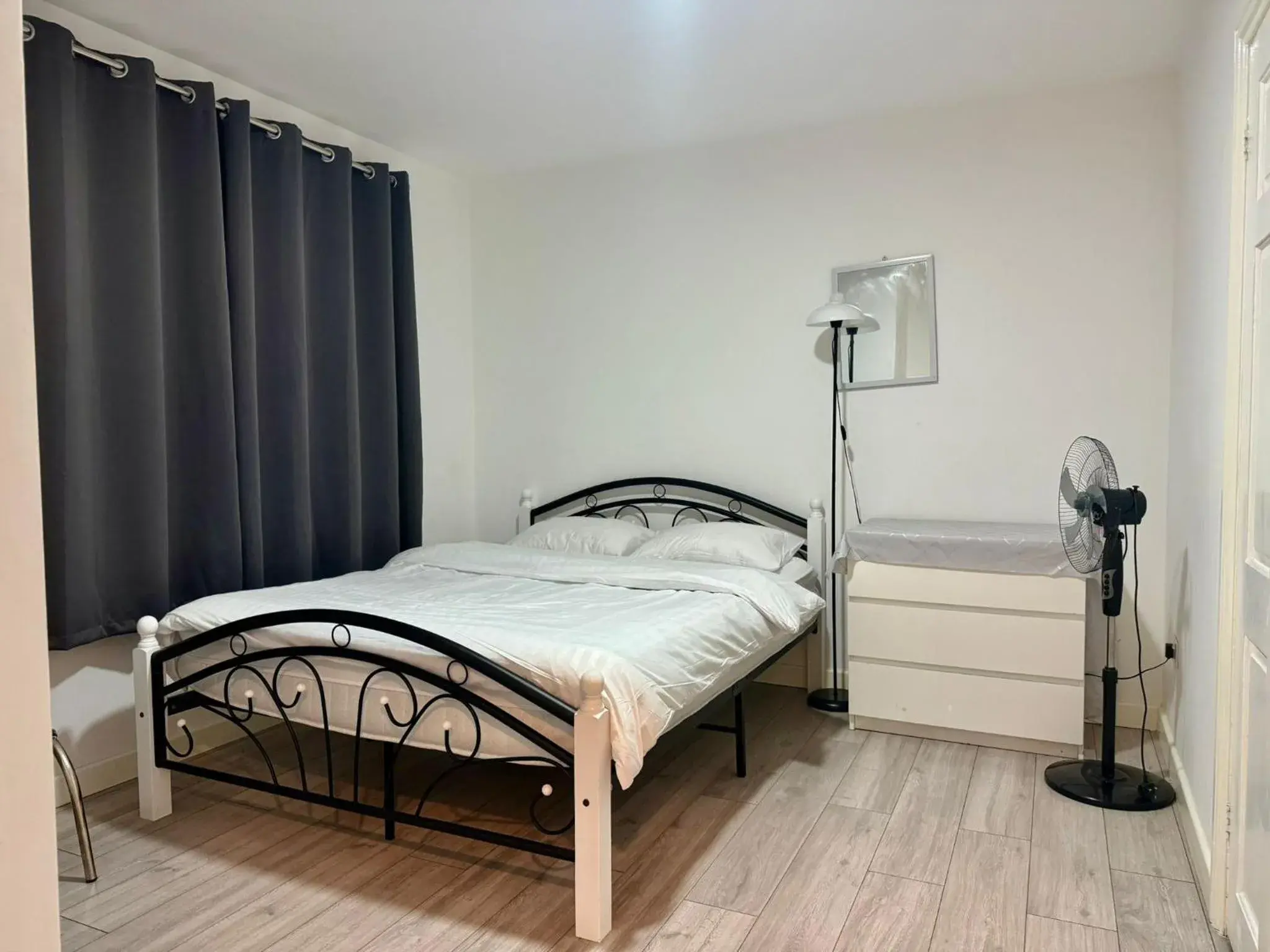 Deluxe Double Room with Shower in Baraka House Royal Victoria London by OYO Deluxe Double Room with Shower in Baraka House Royal Victoria London by OYO