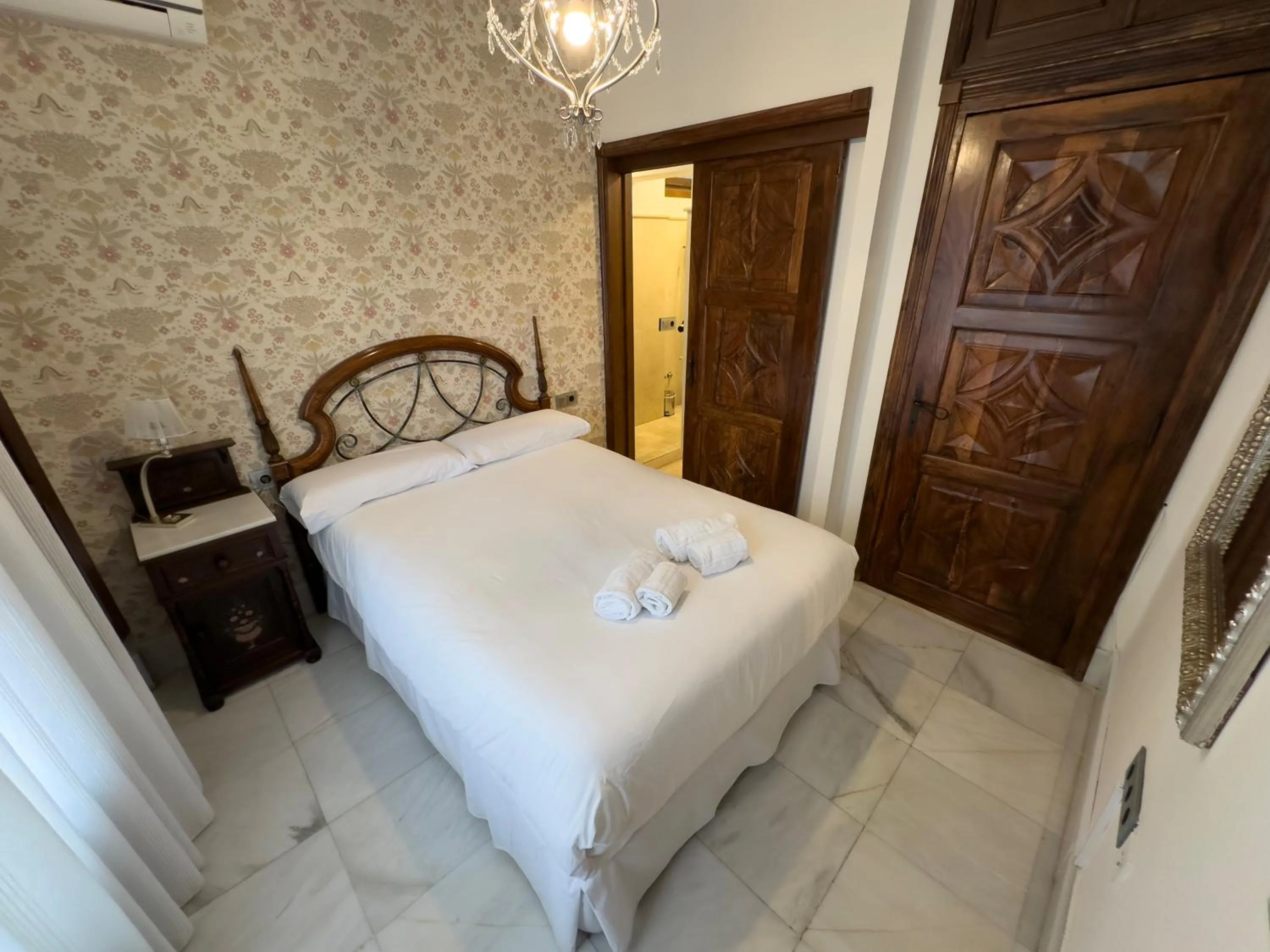 Bedroom, Bed in Suite Comares