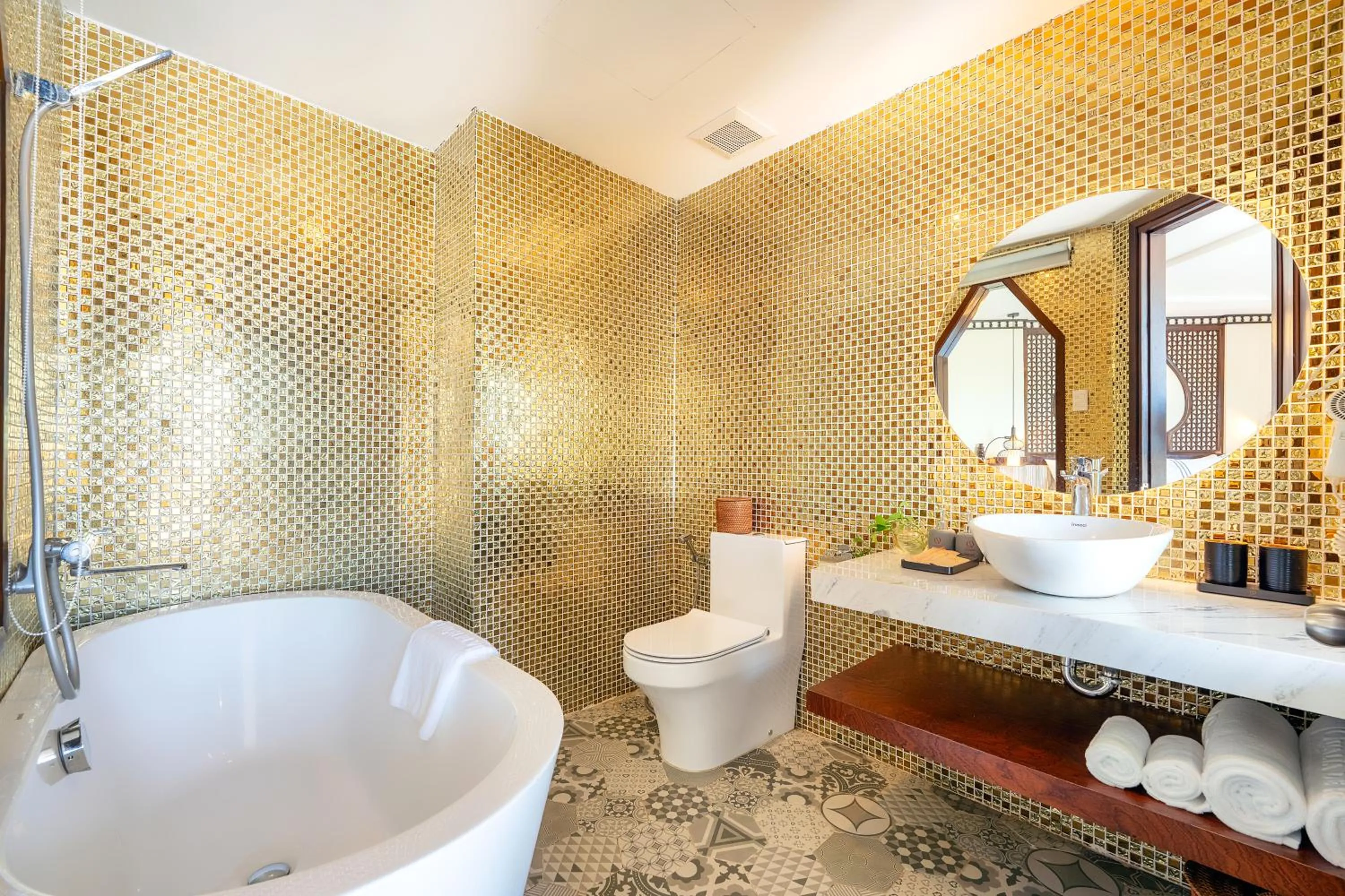 Shower in Qualia De Hôtel Hoi An - Rooftop Bar City View